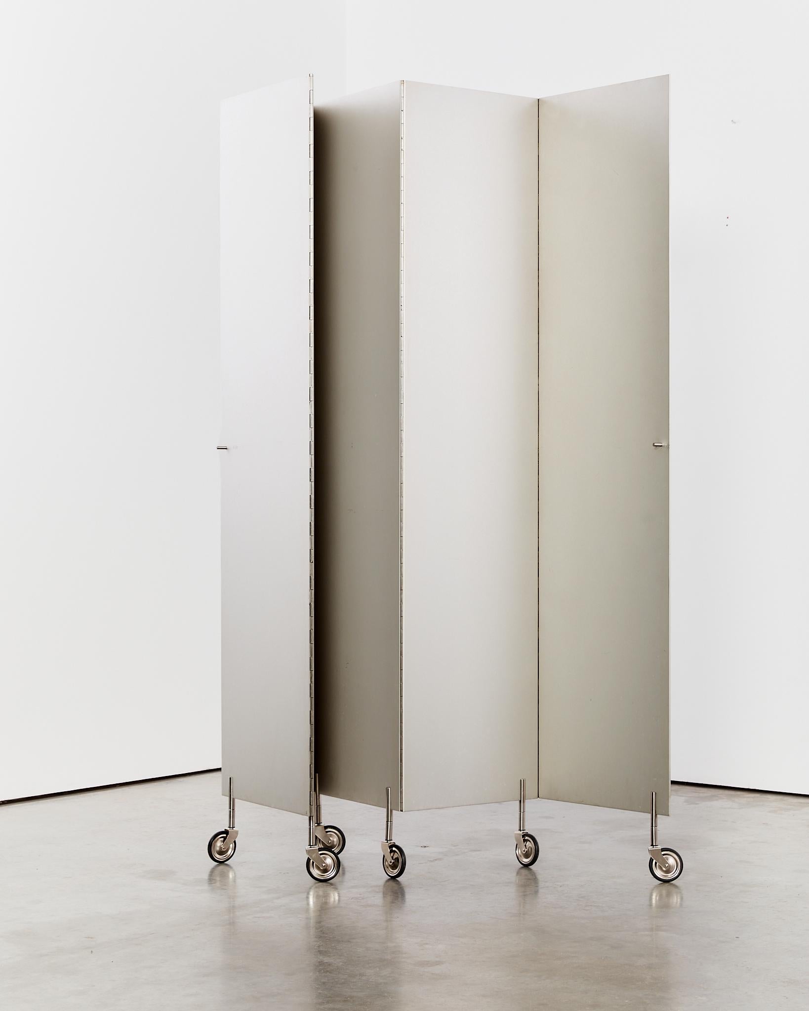 Postmoderner Aluminium-Faltwand/Raumteiler auf Rollen im Angebot 11