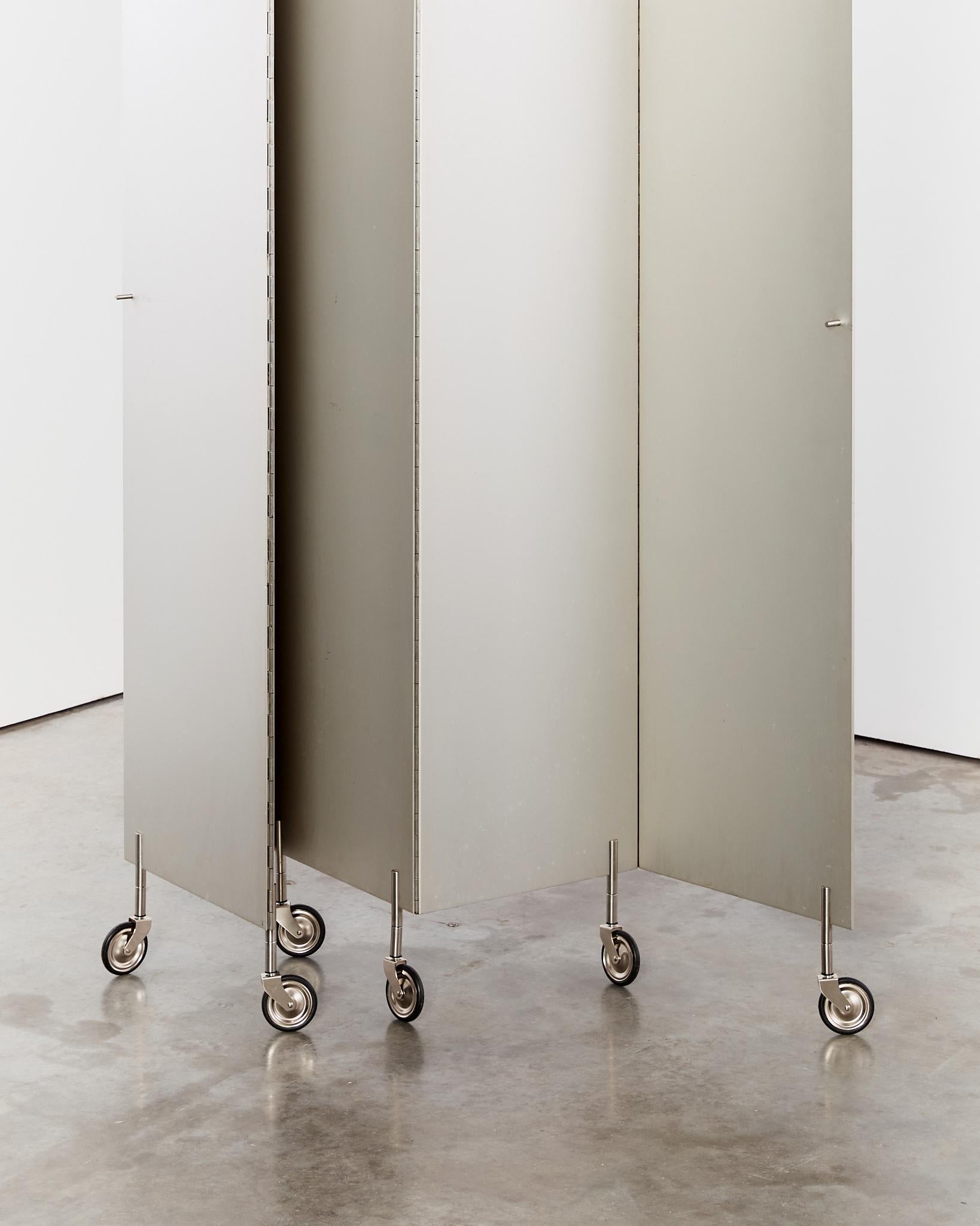 Postmoderner Aluminium-Faltwand/Raumteiler auf Rollen im Angebot 12