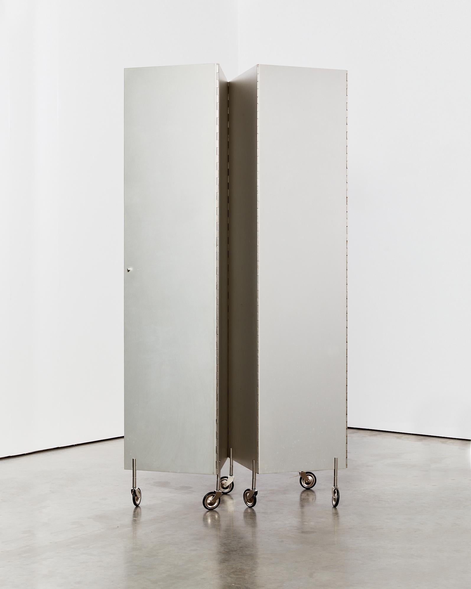 Postmoderner Aluminium-Faltwand/Raumteiler auf Rollen im Angebot 13