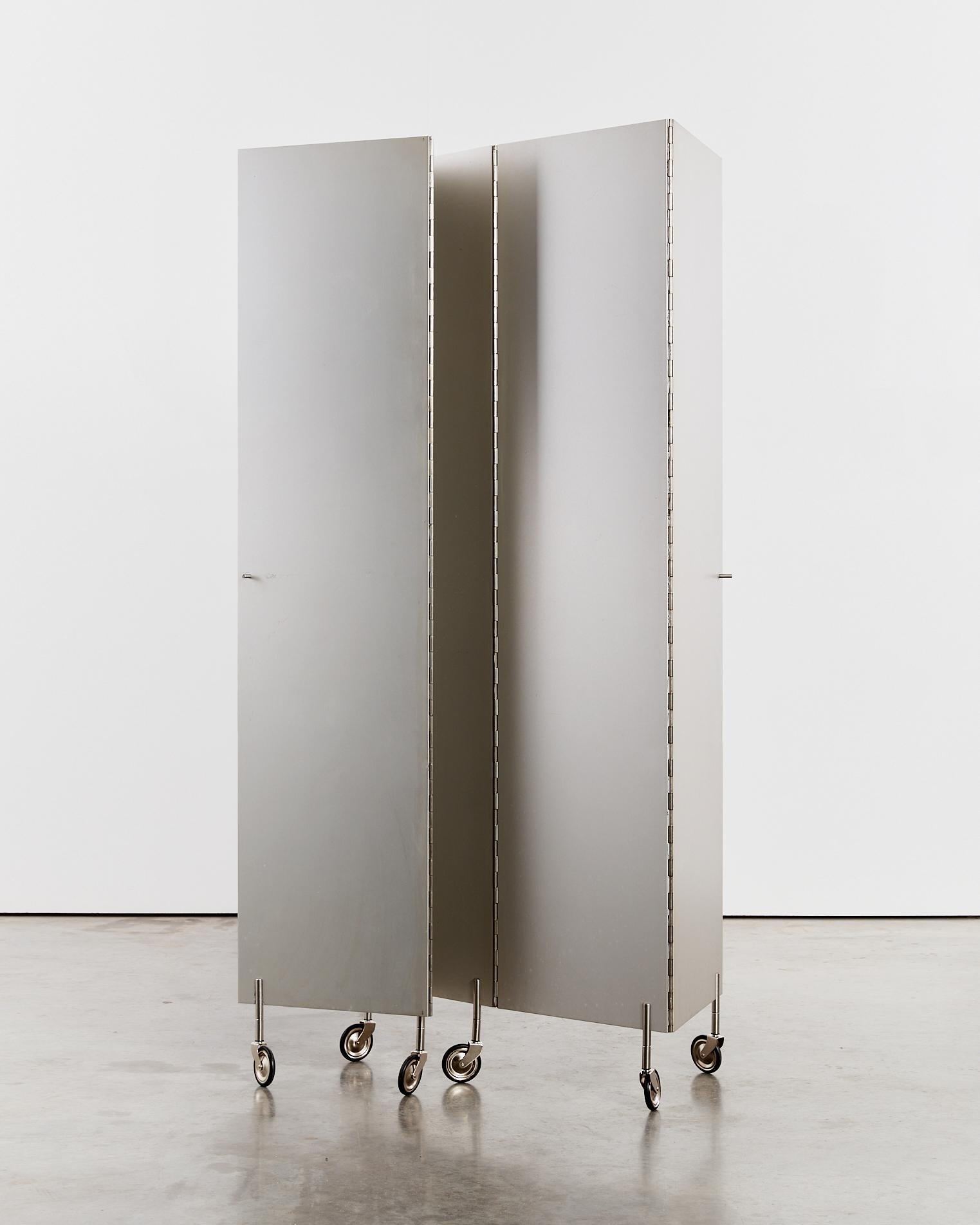 Postmoderner Aluminium-Faltwand/Raumteiler auf Rollen im Angebot 14