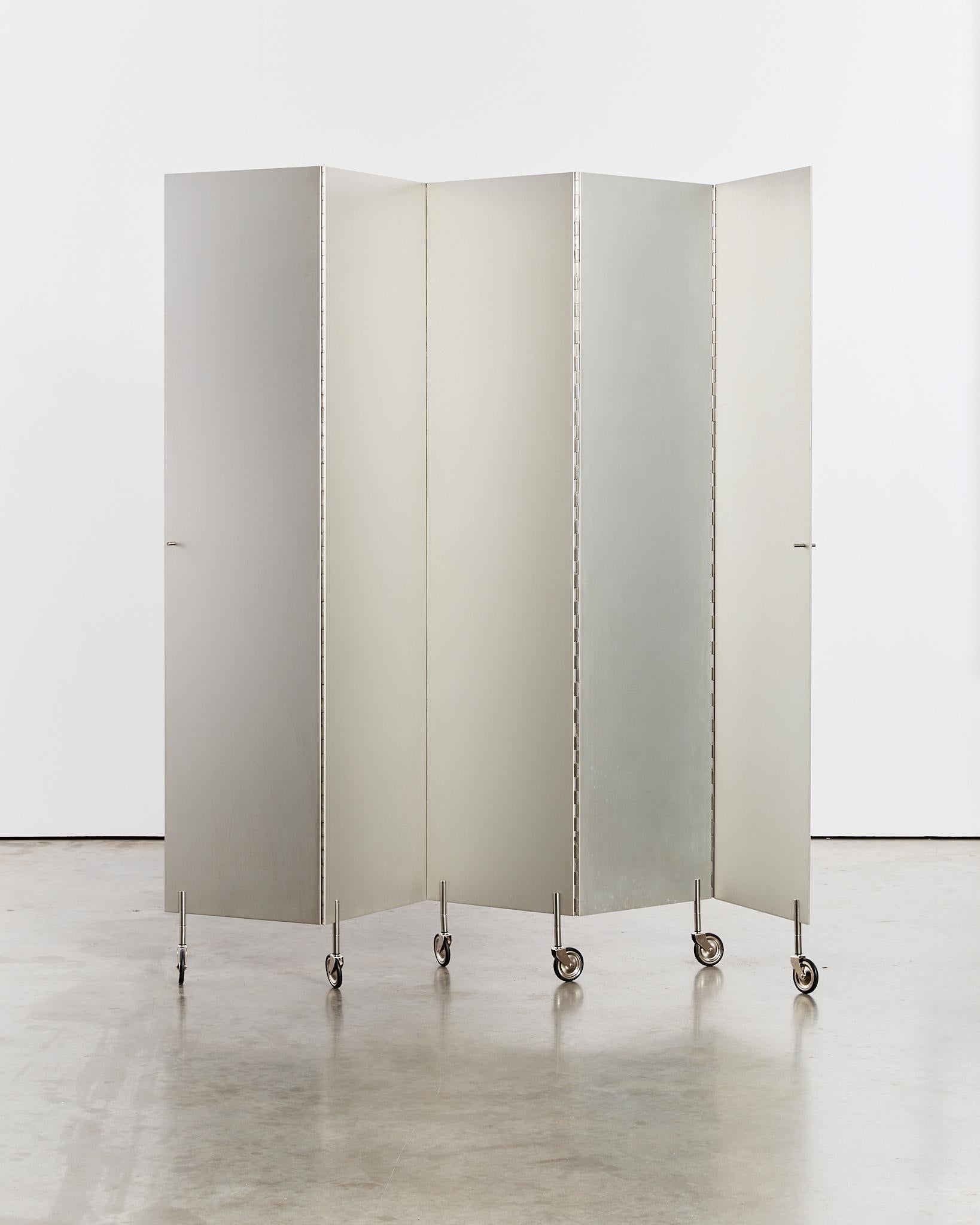 Dieser Aluminium-Faltwand/Raumteiler wurde in Zusammenarbeit von Wildgruber (Architekt) und Henseler (Galerist) für ein ethnografisches Antiquitätengeschäft in München entworfen und hergestellt.

Designer: Wildgruber & Henseler
MATERIAL: Aluminium,