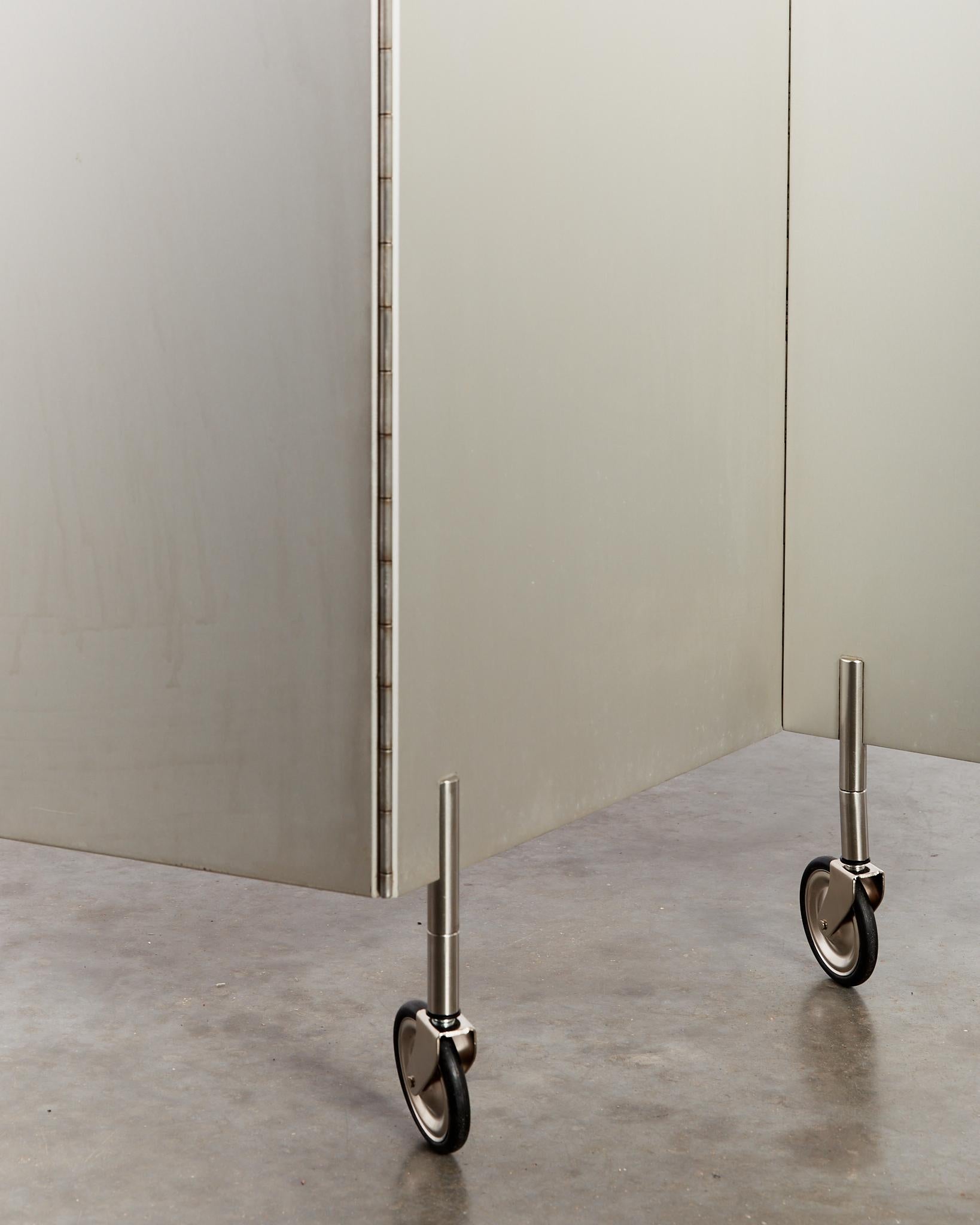 Postmoderner Aluminium-Faltwand/Raumteiler auf Rollen (Deutsch) im Angebot