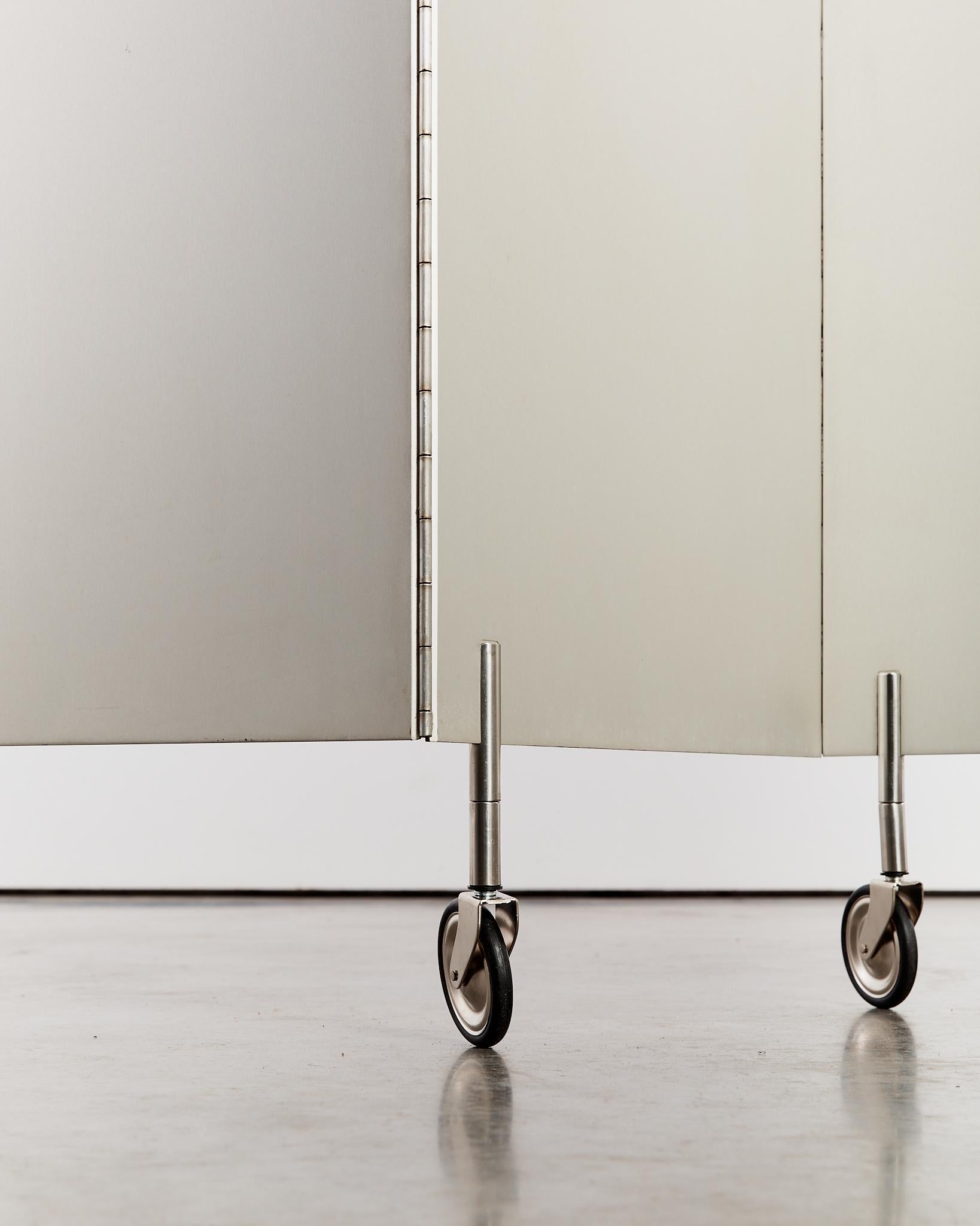 Postmoderner Aluminium-Faltwand/Raumteiler auf Rollen im Zustand „Gut“ im Angebot in London, GB