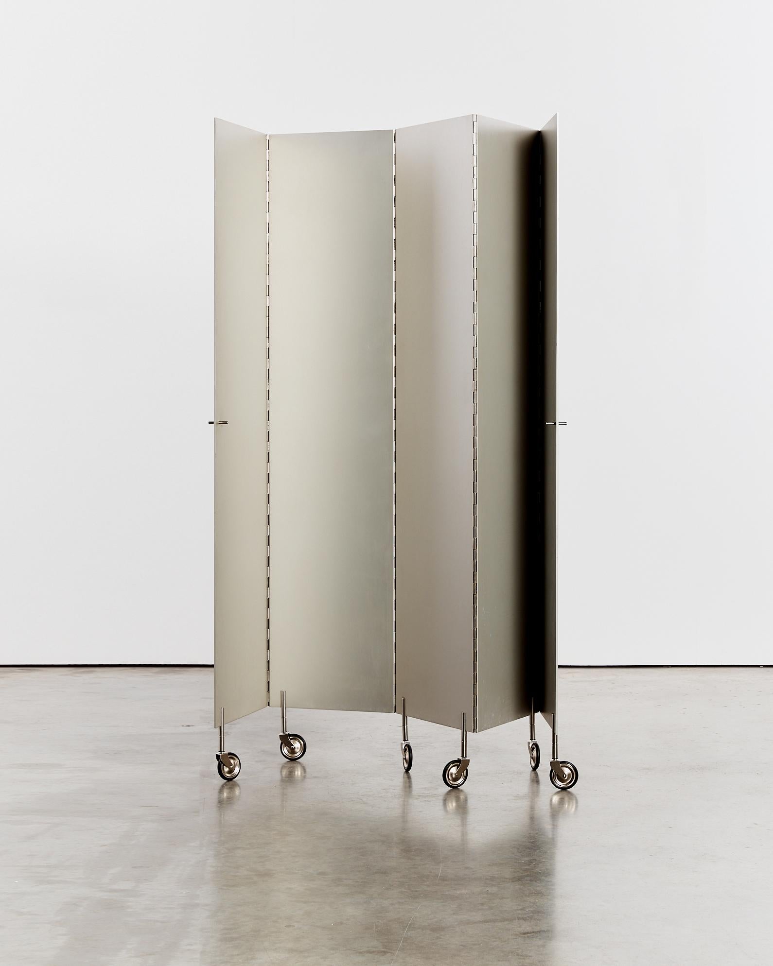 Postmoderner Aluminium-Faltwand/Raumteiler auf Rollen im Angebot 1