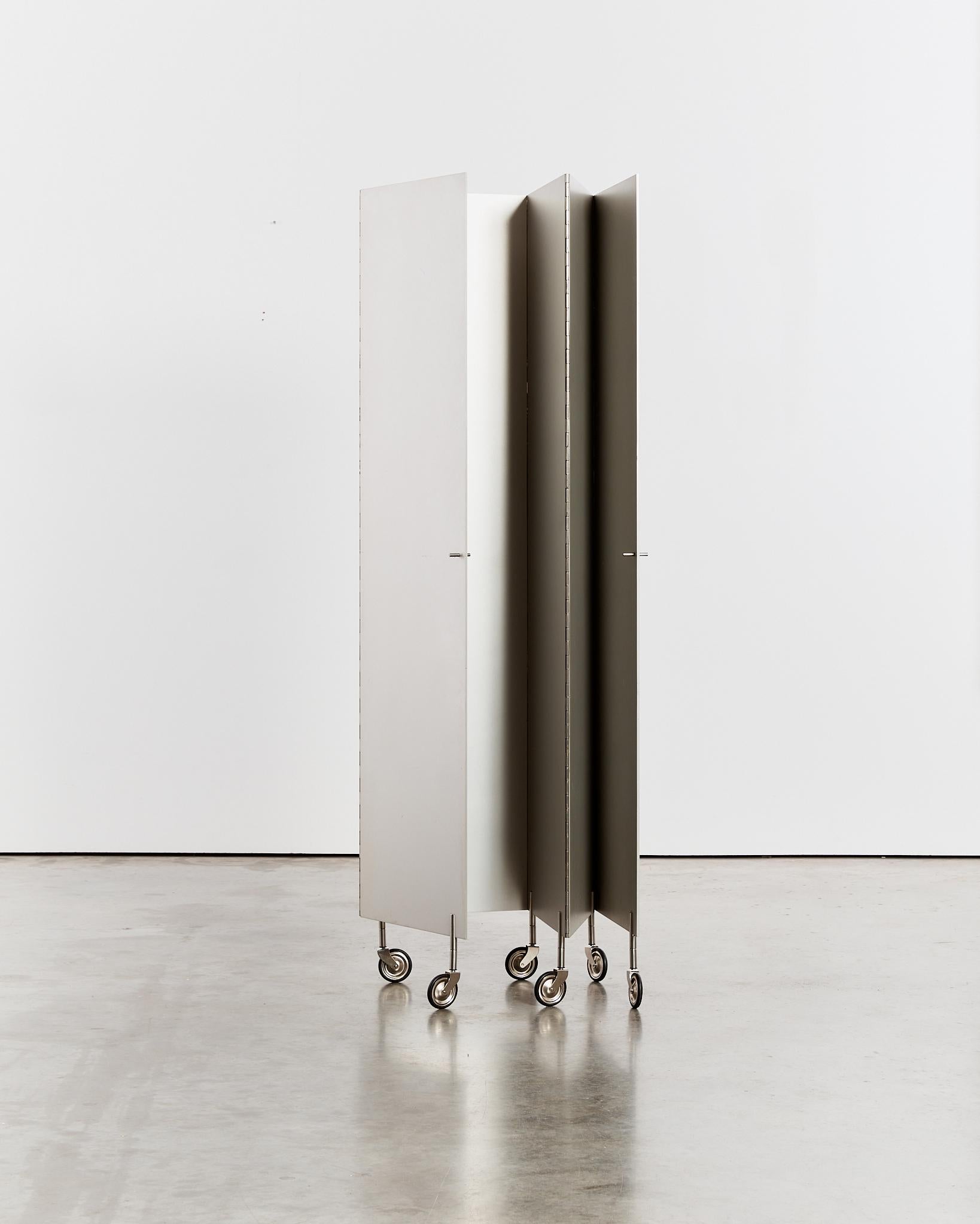 Postmoderner Aluminium-Faltwand/Raumteiler auf Rollen im Angebot 2