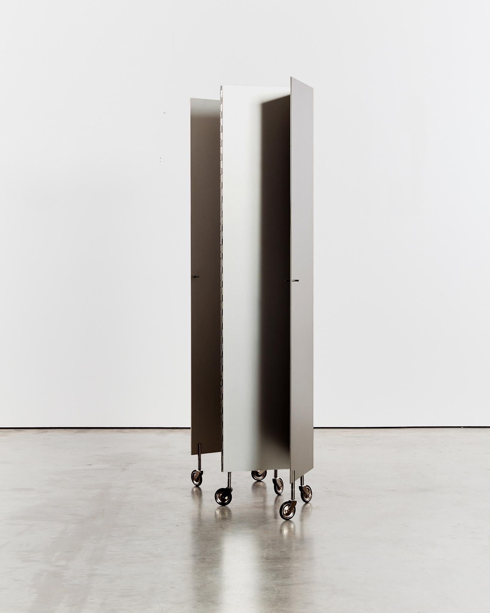 Postmoderner Aluminium-Faltwand/Raumteiler auf Rollen im Angebot 3