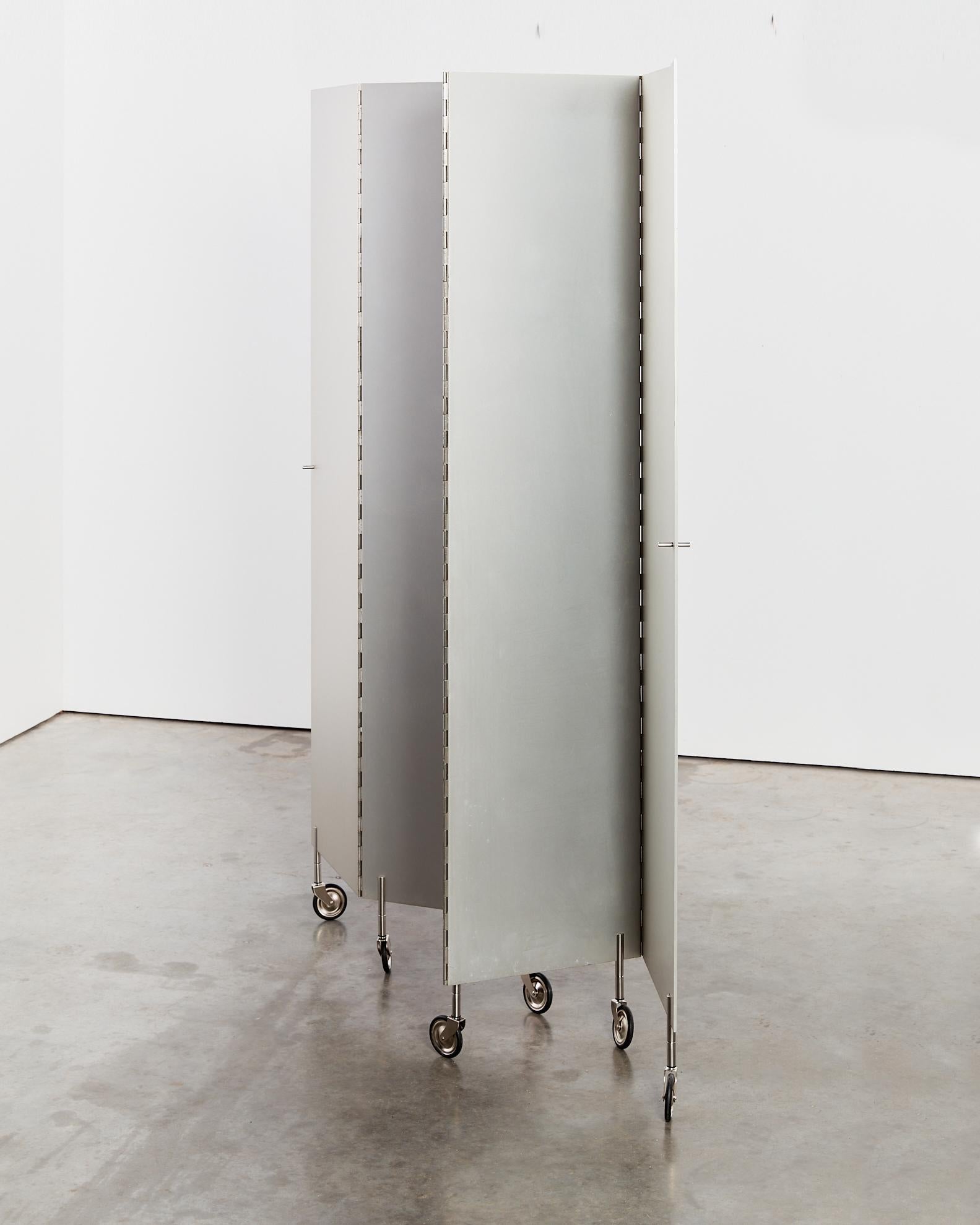 Postmoderner Aluminium-Faltwand/Raumteiler auf Rollen im Angebot 4