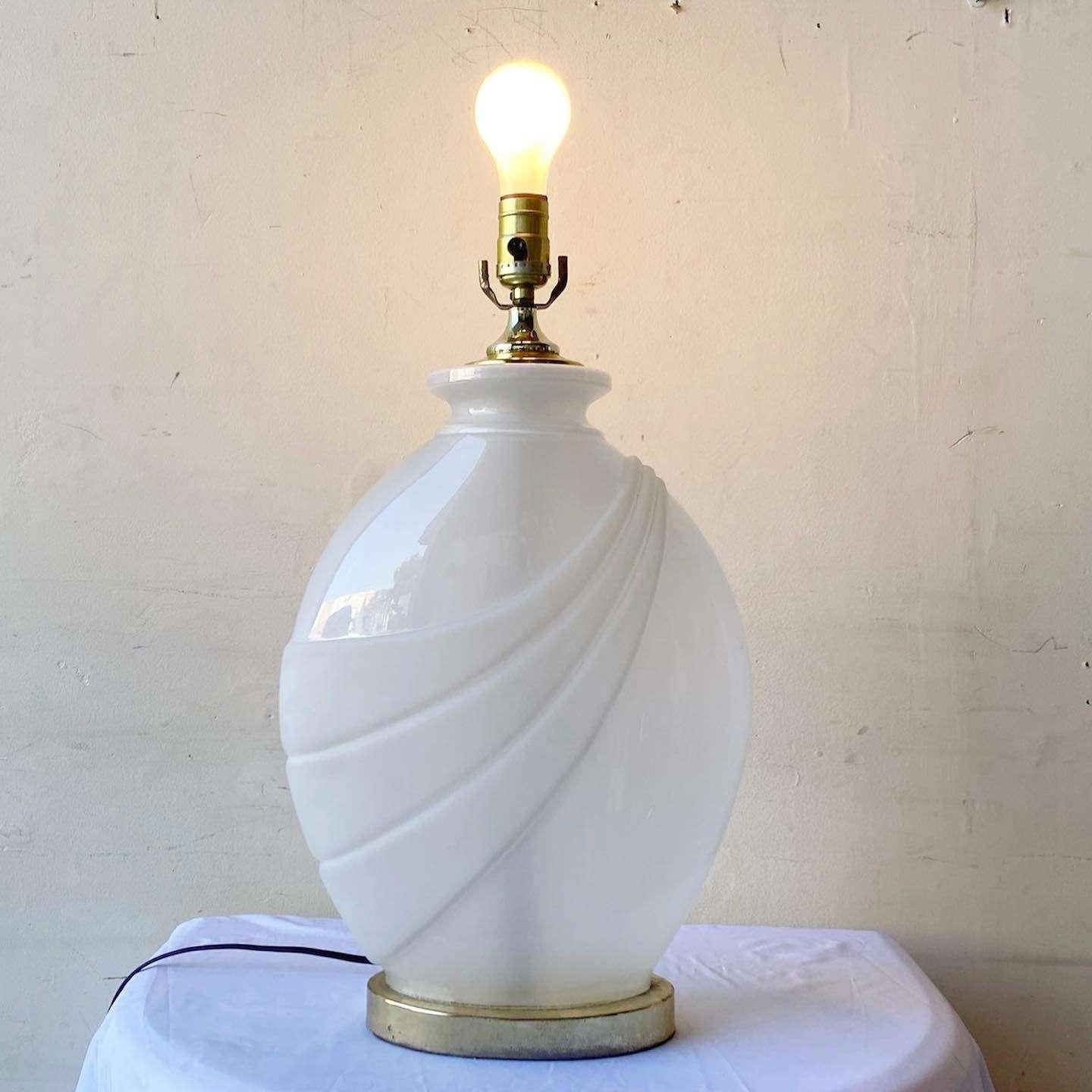 Postmoderne Tischlampe aus Milchglas im Zustand „Gut“ im Angebot in Delray Beach, FL