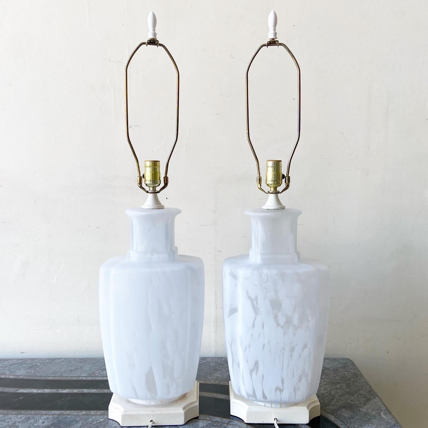 Postmoderne Tischlampen aus Milchglas im Murano-Stil, ein Paar im Zustand „Gut“ im Angebot in Delray Beach, FL