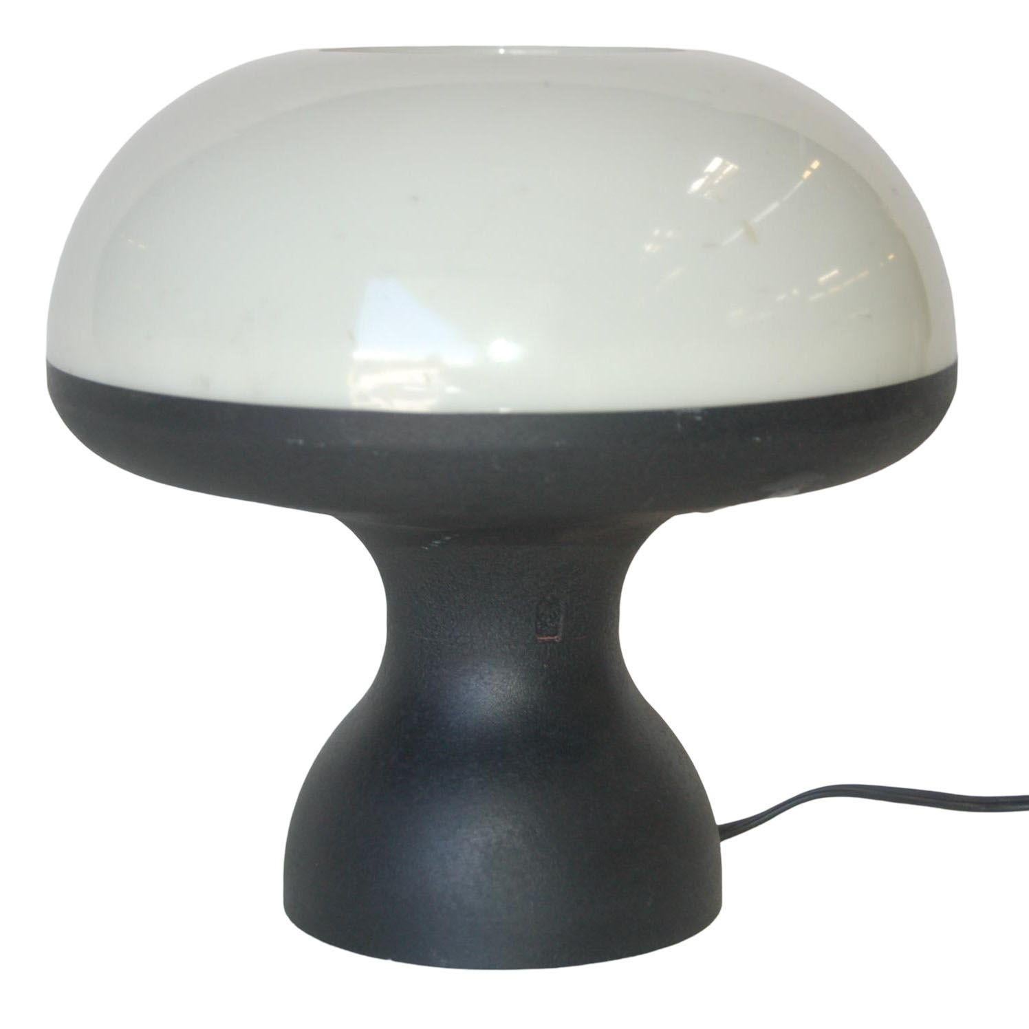 1960s Space Age illuminating modern mushroom acrylic accent table lamp with warm soft ambient light. Measures 10