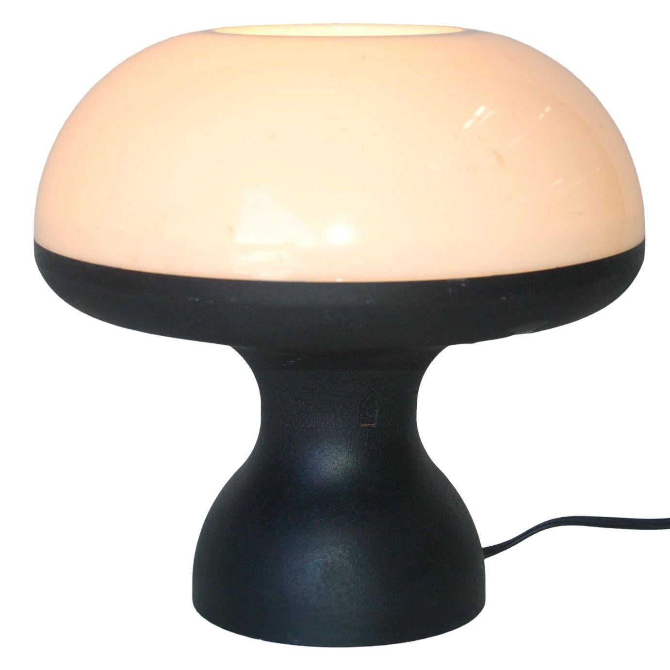 1960s Space Age illuminating modern mushroom acrylic accent table lamp with warm soft ambient light. Measures 10