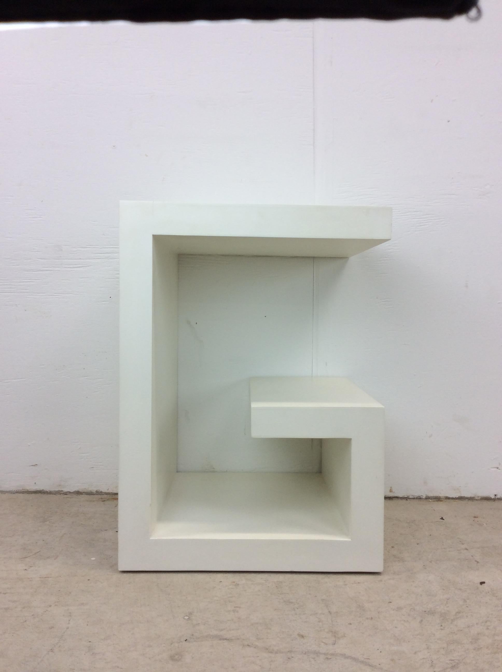Table d'appoint décorative postmoderne en forme de G en laque blanche en vente 2