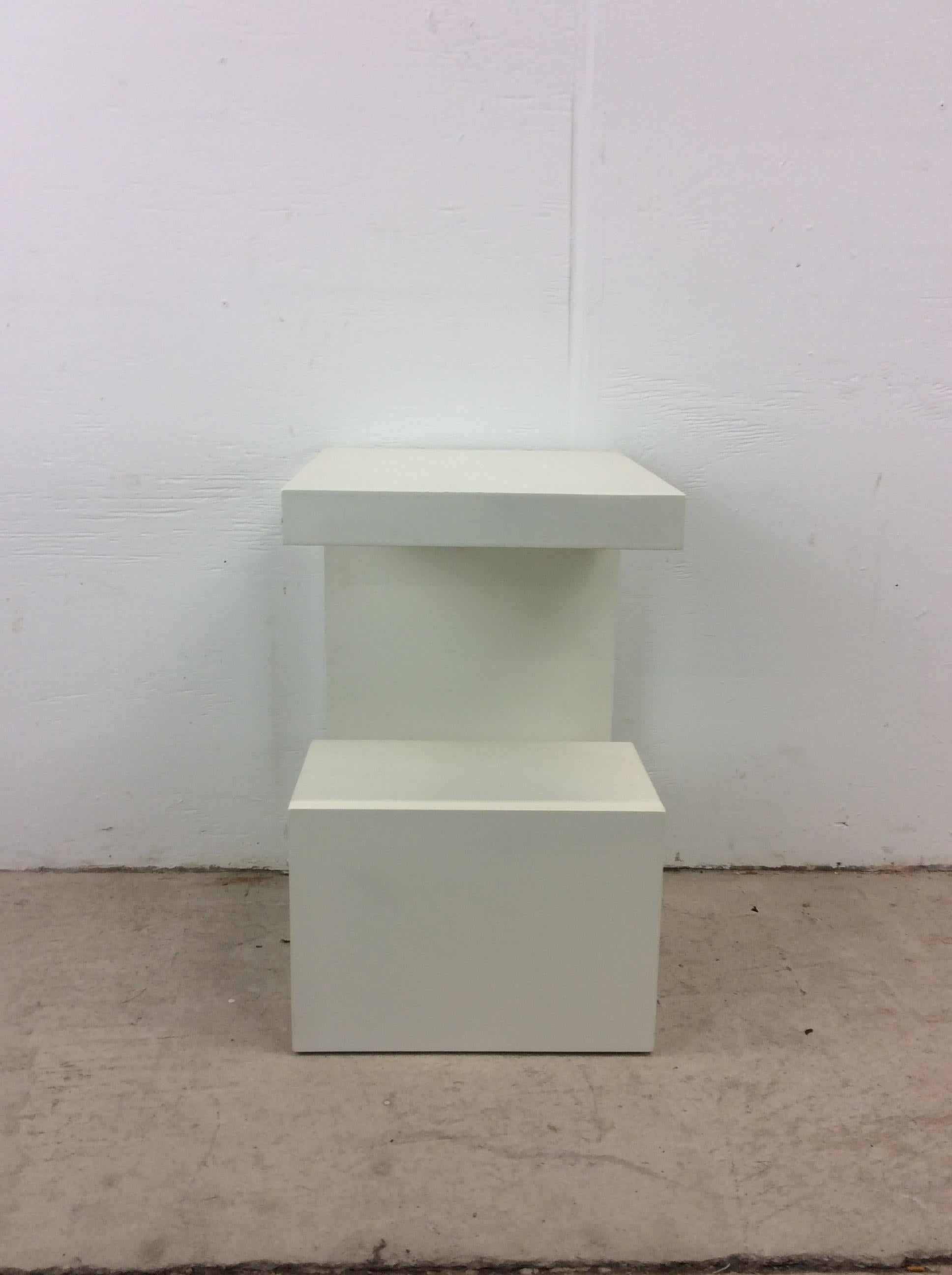 Postmoderne Table d'appoint décorative postmoderne en forme de G en laque blanche en vente