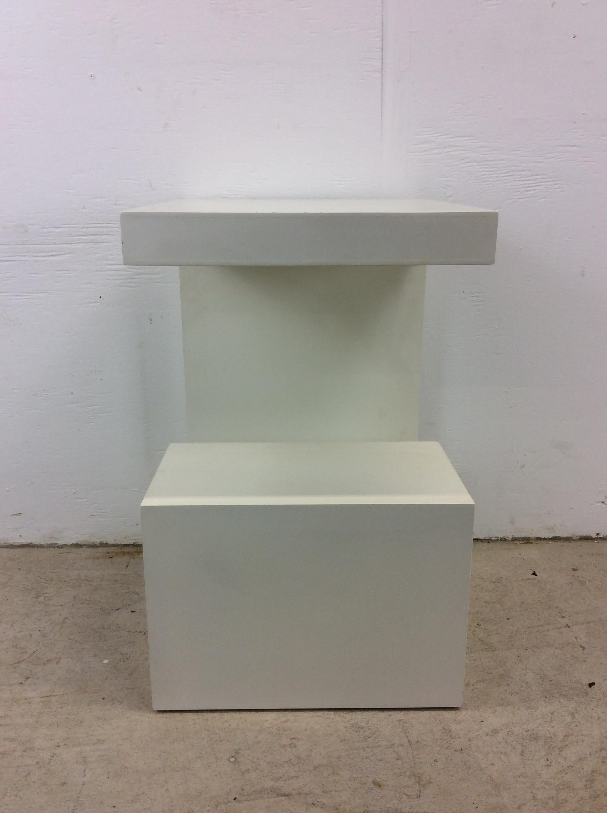 Placage Table d'appoint décorative postmoderne en forme de G en laque blanche en vente