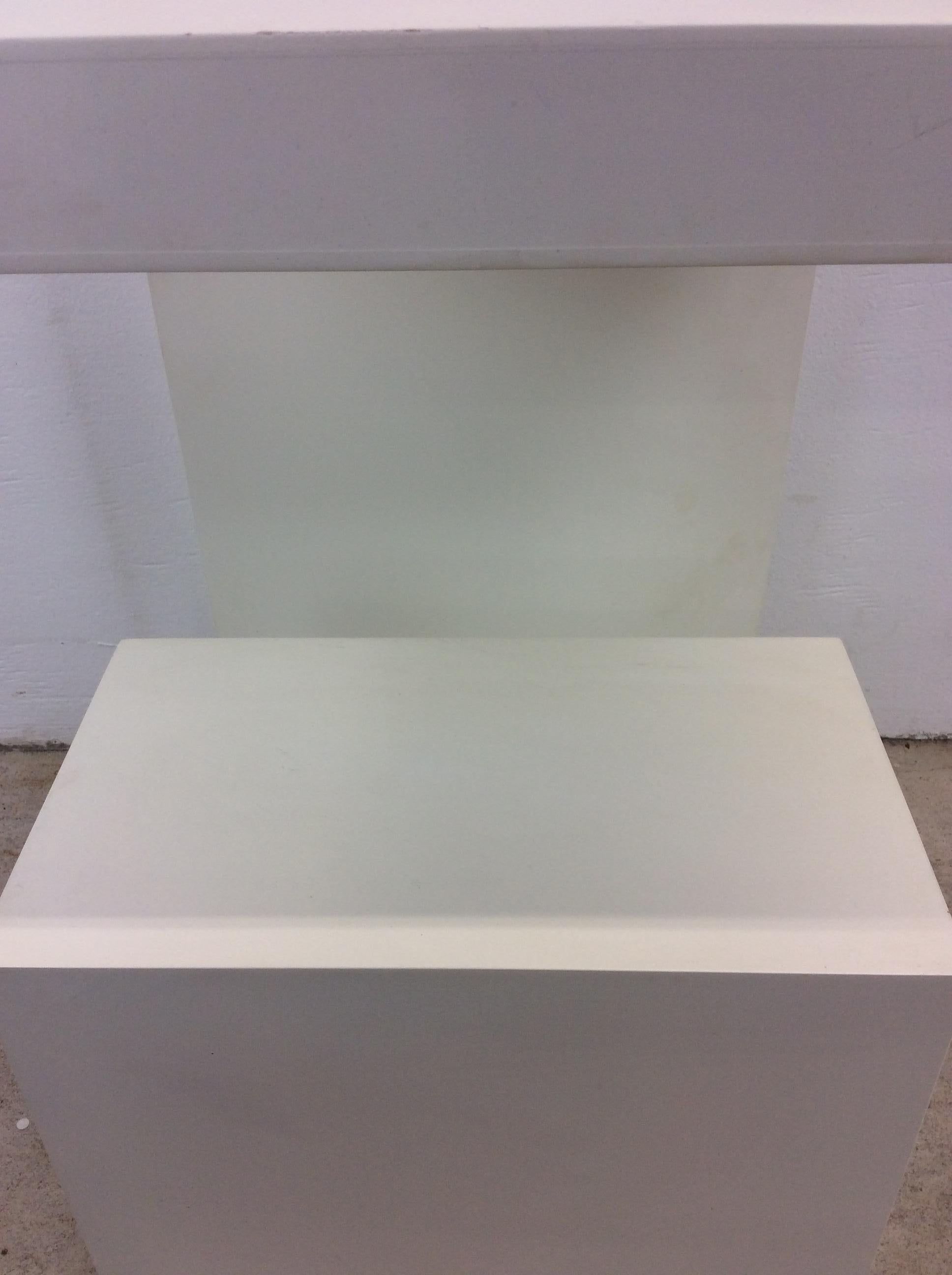 Laque Table d'appoint décorative postmoderne en forme de G en laque blanche en vente