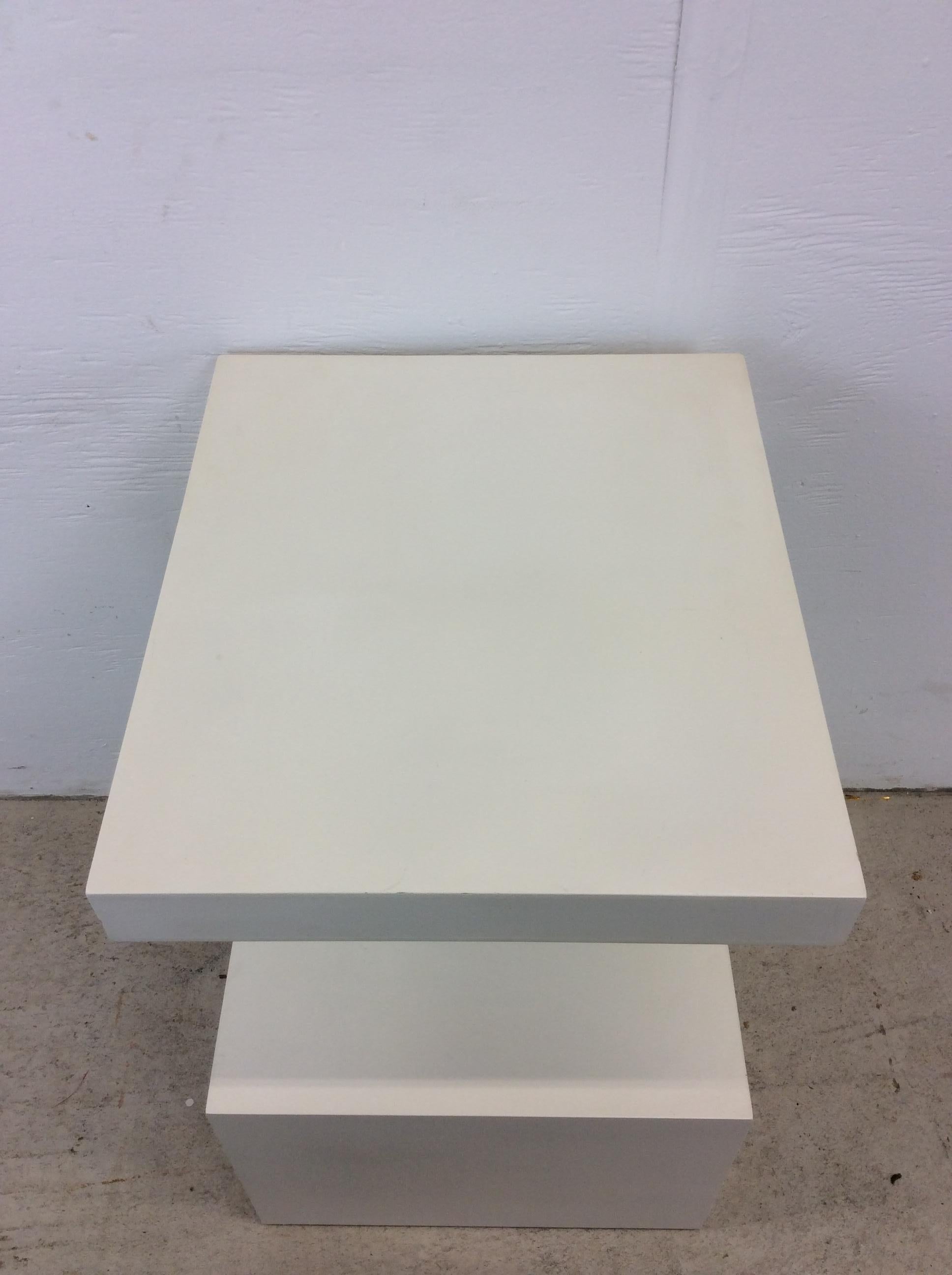 Postmodern G Shaped Decorative Pedestal End Table in White Lacquer For Sale 2