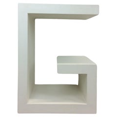 Table d'appoint décorative postmoderne en forme de G en laque blanche