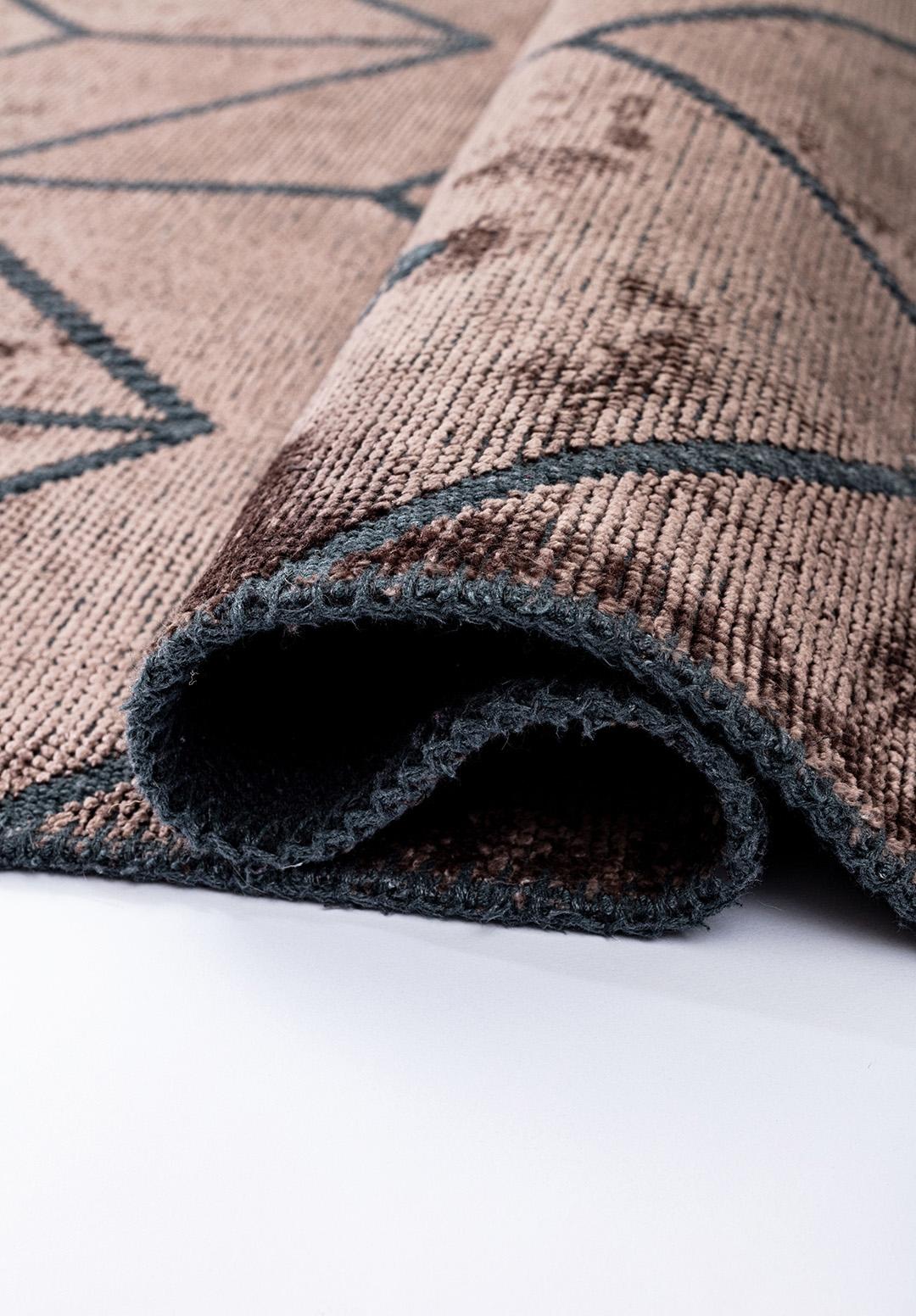 La Collection Rapture est une collection de tapis haut de gamme qui comprend 29 options de design de tapis, dans 155 combinaisons de design et de couleurs de tapis, pour un total de 620 combinaisons différentes de design-couleur-taille. Les tapis