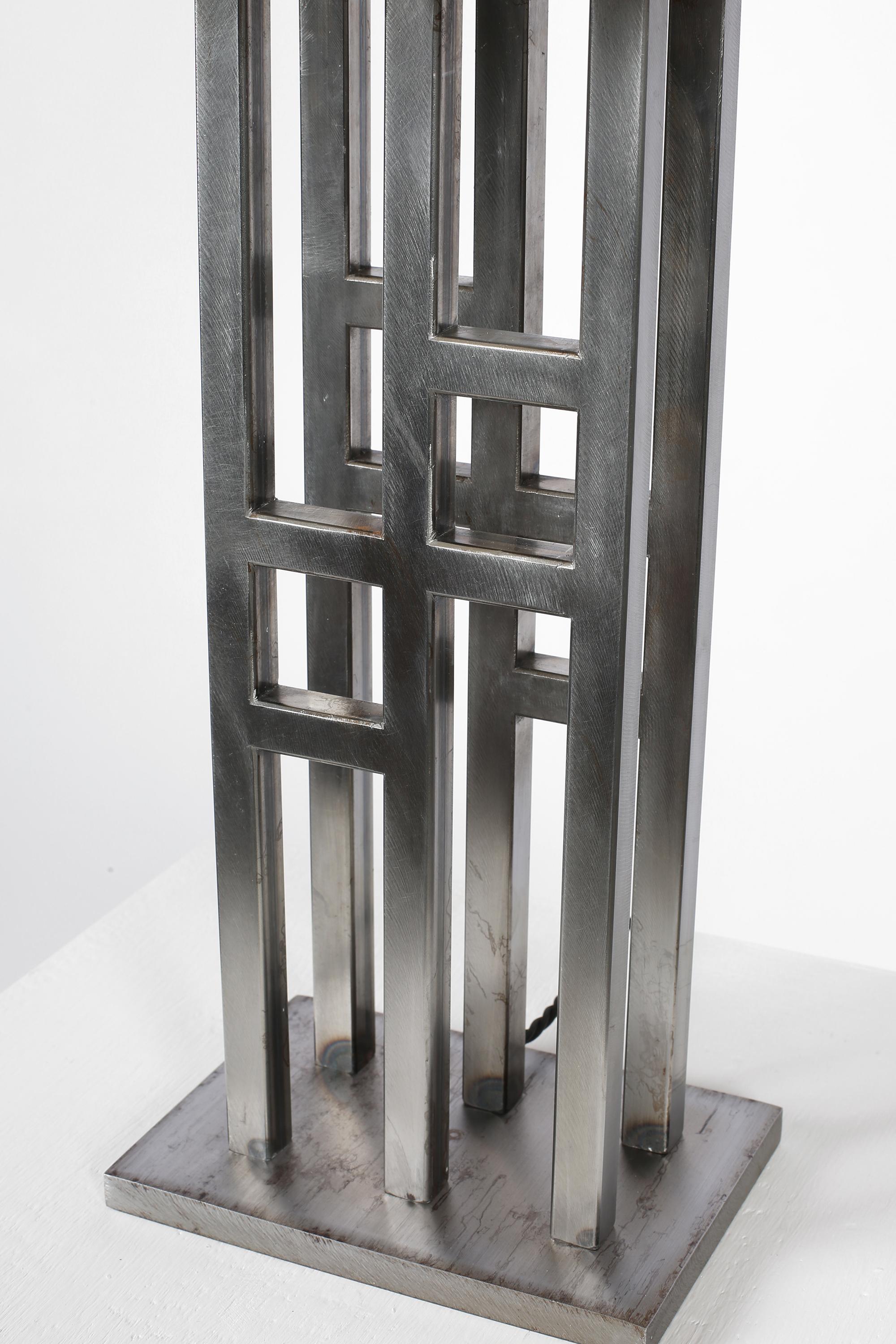 Lámpara de mesa geométrica posmoderna de acero en venta 4