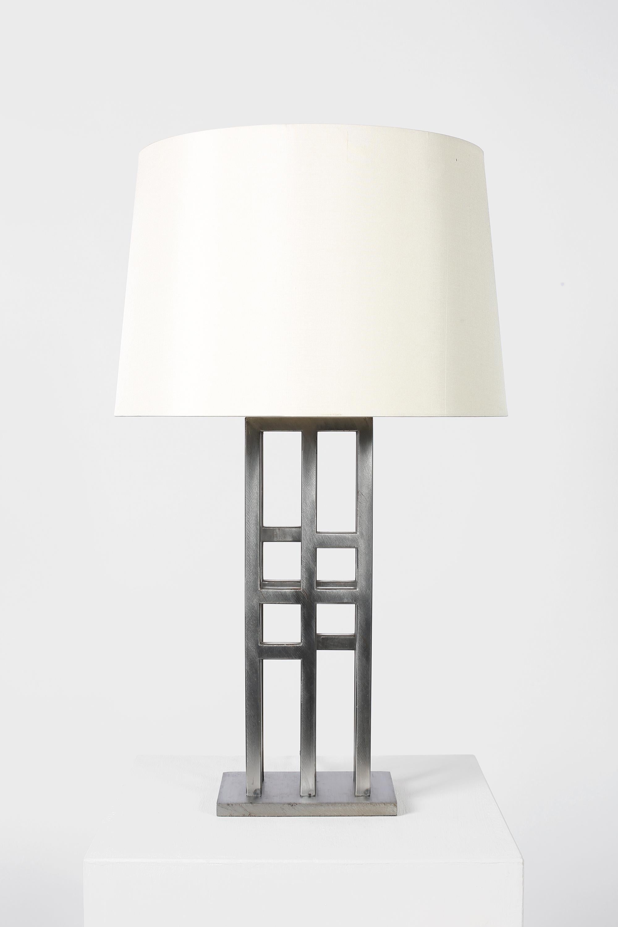 Eine große Tischlampe aus patiniertem Stahl in geometrischer Form. USA, Ende des 20. Jahrhunderts. Wird mit einem Schirm aus cremefarbener Dupionseide geliefert.