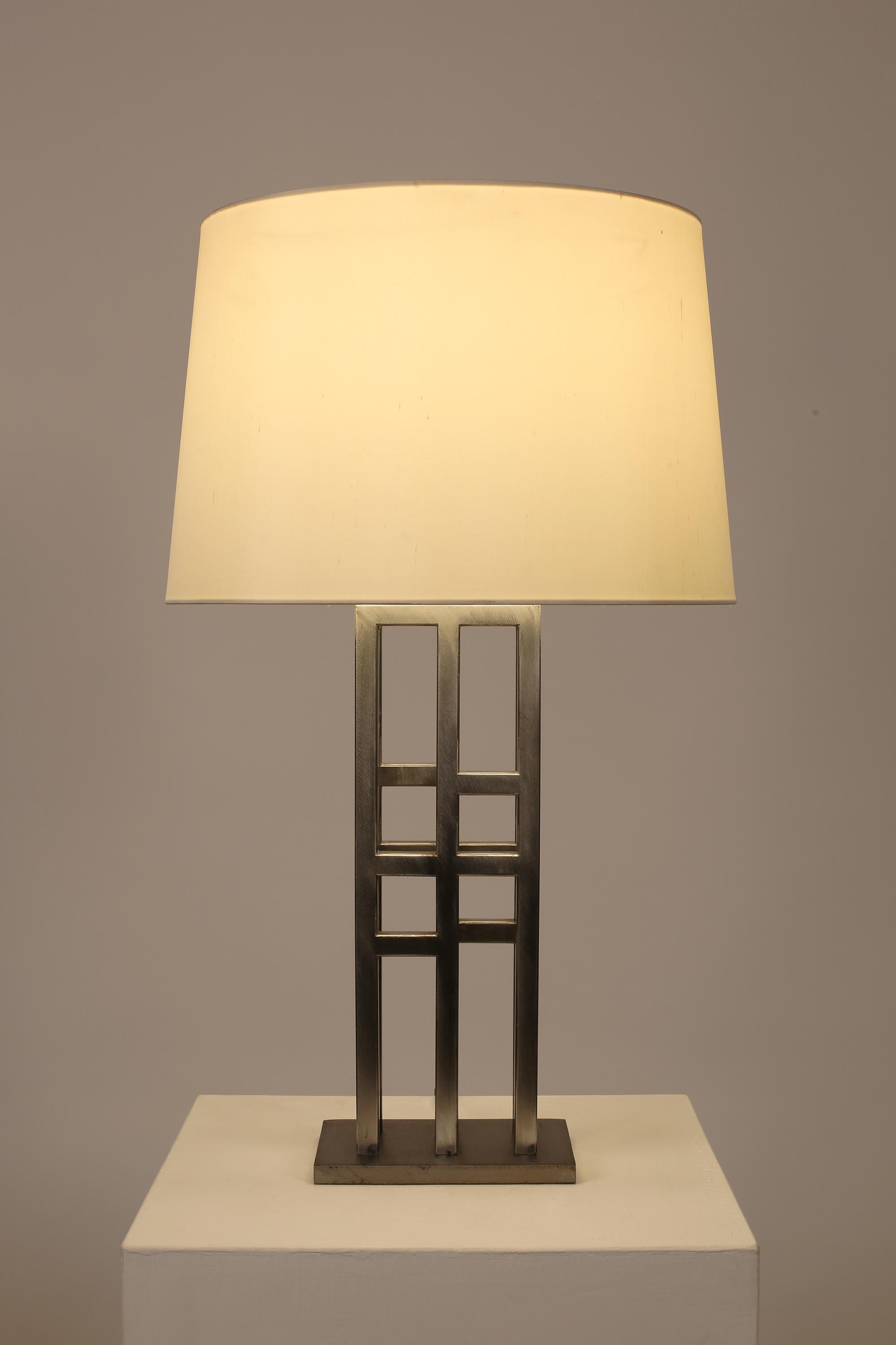 Postmoderne geometrische kubistische Stahl-Tischlampe im Zustand „Gut“ in London, GB