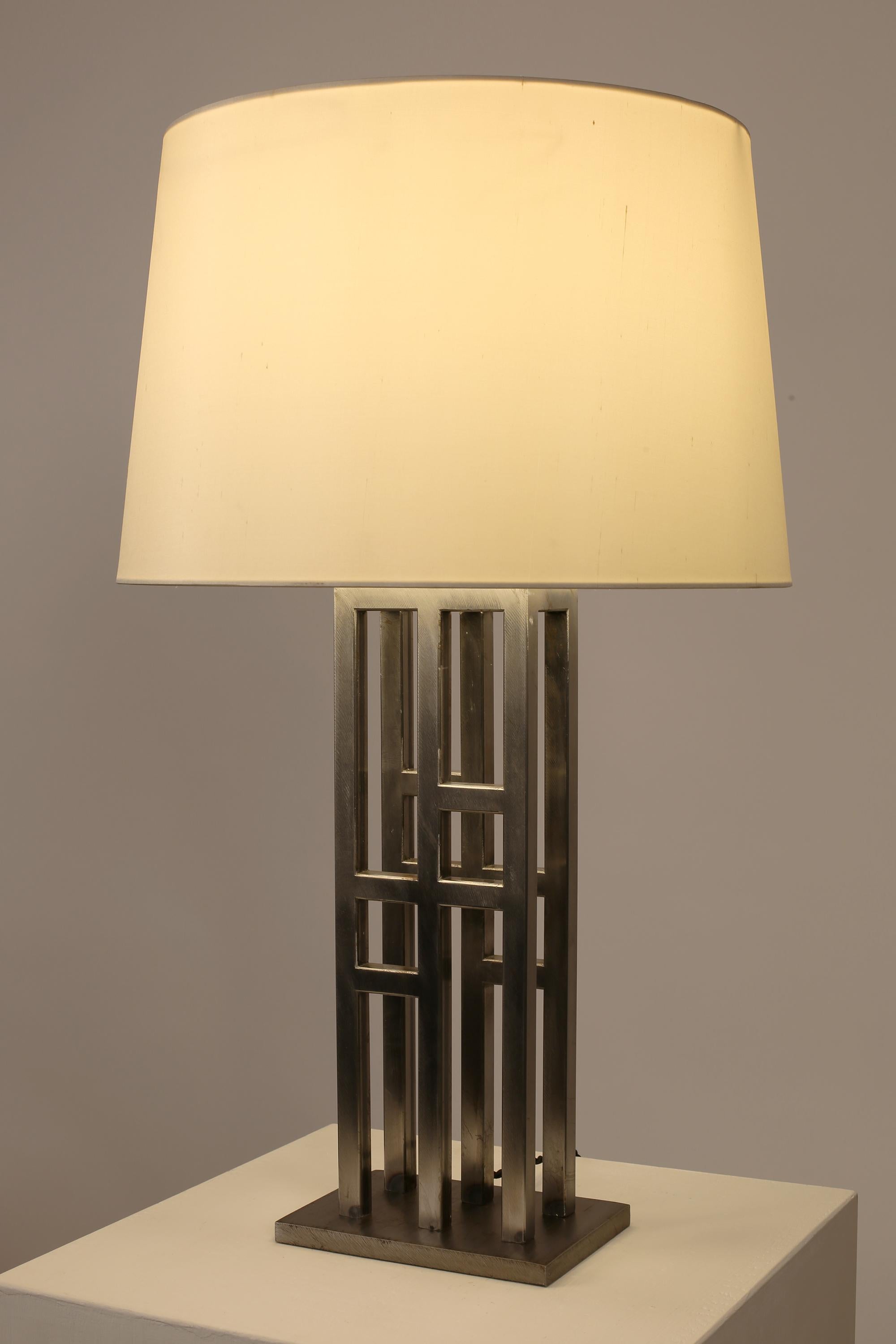 Postmoderne geometrische kubistische Stahl-Tischlampe (20. Jahrhundert)