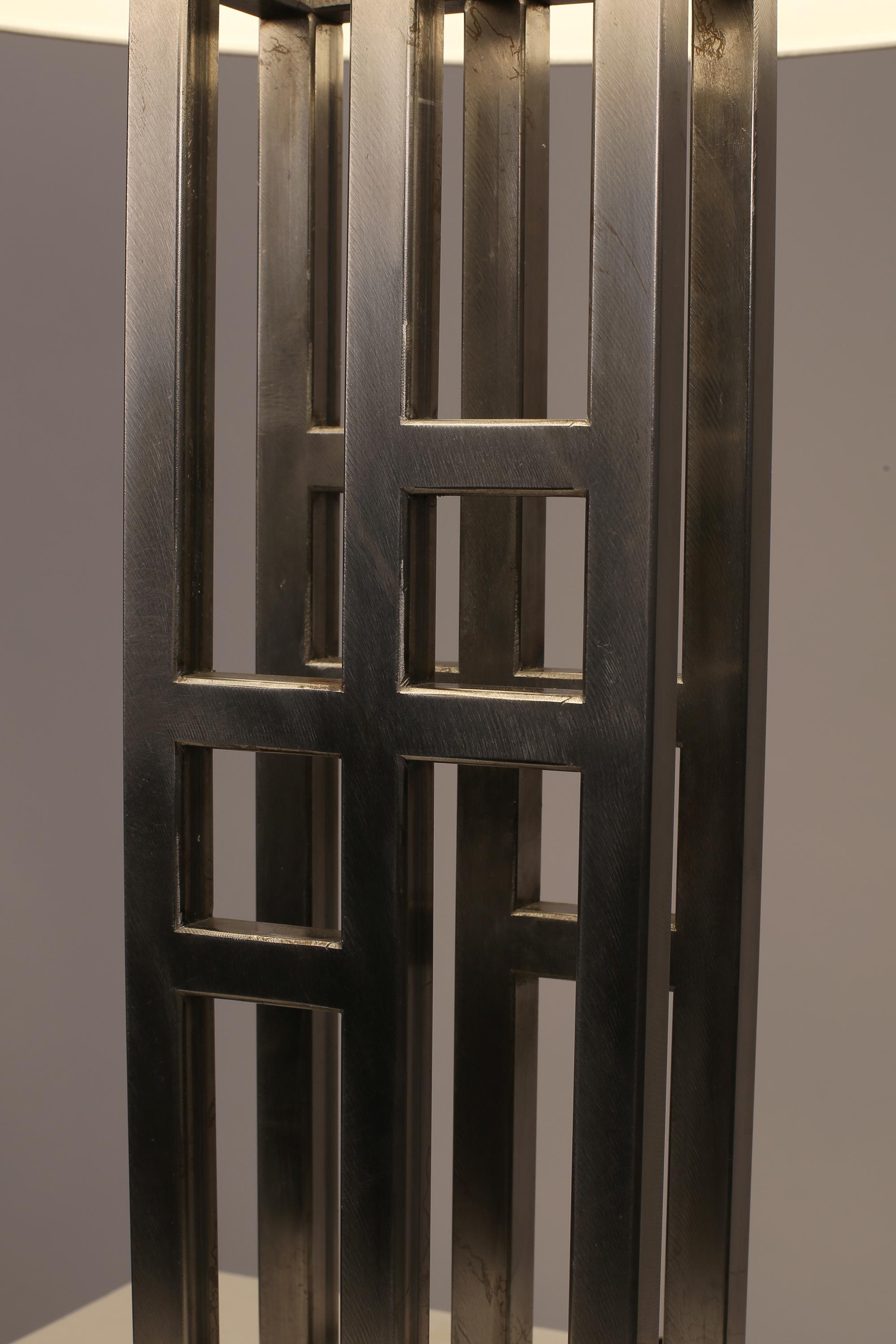 Postmoderne geometrische kubistische Stahl-Tischlampe 1