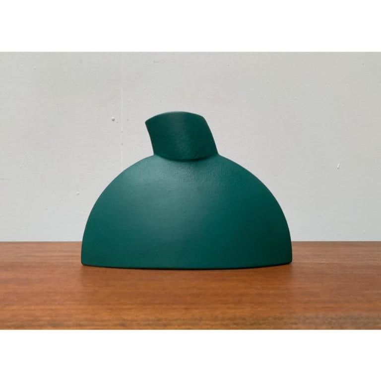 Vaso tedesco postmoderno in ceramica di Amano, Germania, in ottime condizioni. Progettato dal 1990 al 1999 Questo pezzo ha un marchio di attribuzione.

Informazioni aggiuntive:
Materiali: Ceramica
Colore: verde
Stili: Memphis, Postmoderno
Paese di