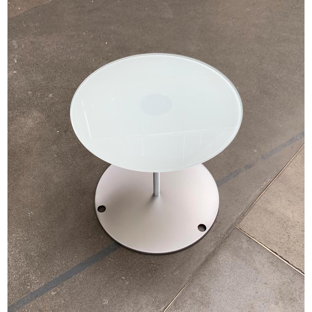 Heavy glass side table from the Drift series by Walter Knoll.

A simple design that convinces with the high -quality materiality. The floor and table top have the same diameter and are connected to a finely carried out shaft. The round table top