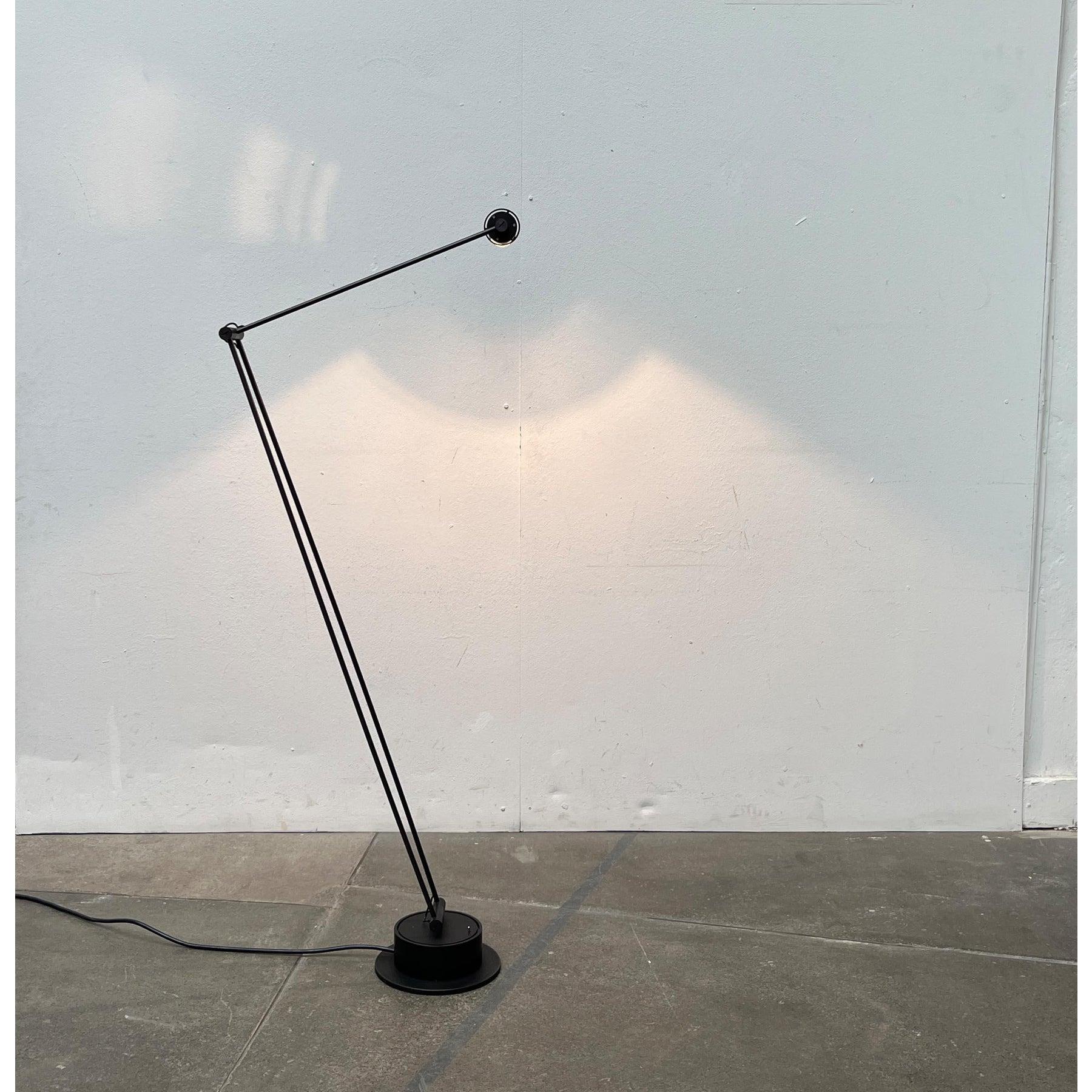 Lampadaire postmoderne allemand, années 1980, en très bon état. Conçu de 1980 à 1989.

Prise européenne (jusqu'à 250V). Le câblage de cet article peut être d'origine et nécessiter un remplacement, sauf indication contraire.

Informations