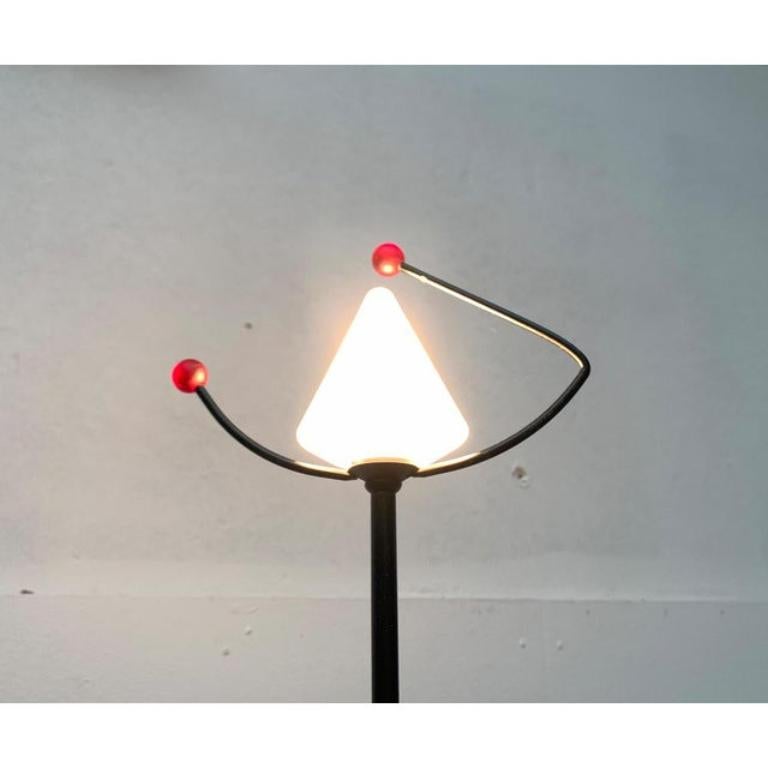 Lámpara de pie alemana postmoderna de Aro Leuchten, años 80, en muy buen estado. Diseñado de 1980 a 1989 Esta pieza tiene una marca de atribución,
Hasta 250 V (norma Europa/Reino Unido).El cableado de este artículo puede ser original y podría ser