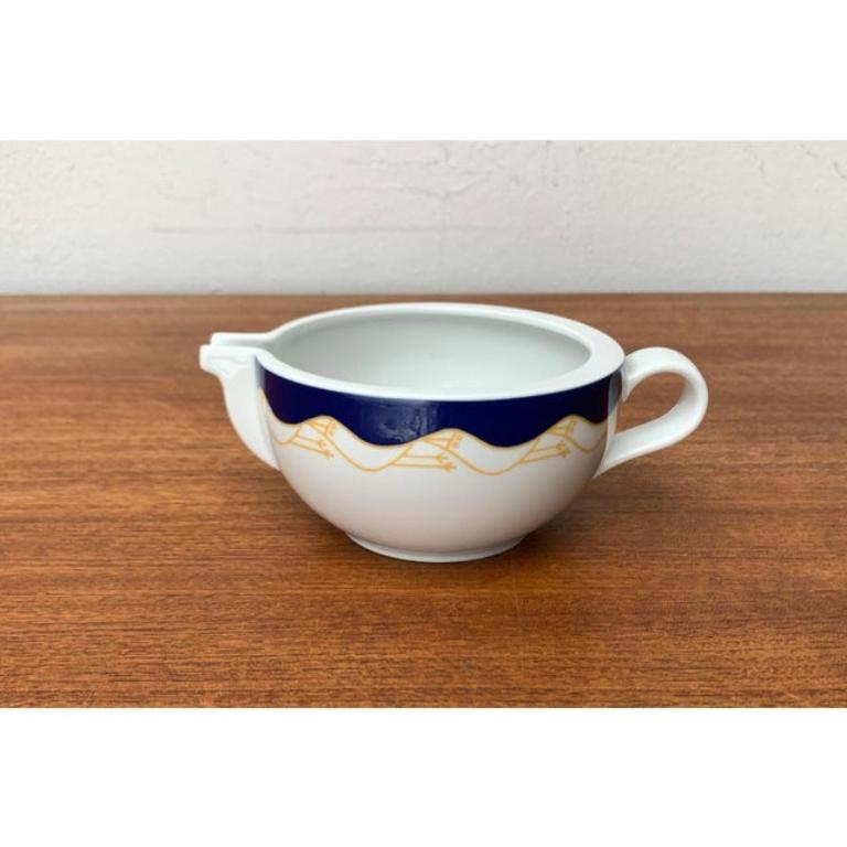 Postmodern German Flying Objects Series Sauciere by David Palterer and Sieger Design for Arzberg, 1990s, in Very Good conditions. Designed 1990 to 1999 This piece has an attribution mark.

Additional information:
Materials: Ceramic
Color: