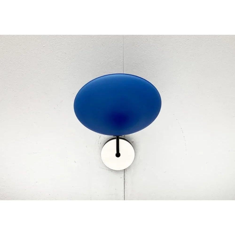 Lampada da parete in vetro tedesca postmoderna di Hillebrand Lighting, anni '90, in ottime condizioni. Progettato tra il 1990 e il 1999 Questo pezzo ha un marchio di attribuzione, Up & Up 250V (Europe/UK Standard). Il cablaggio di questo articolo