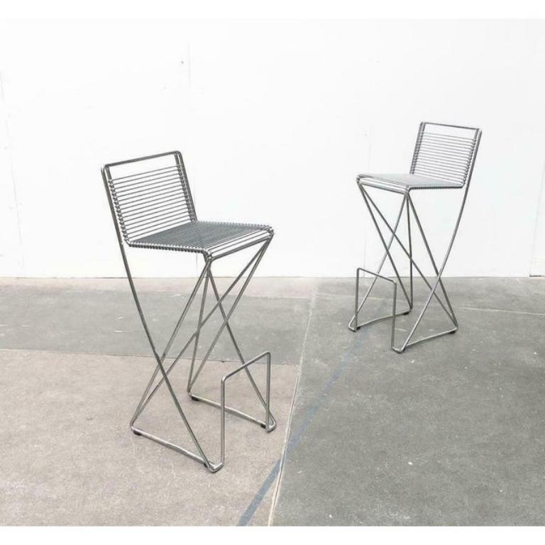 Elegante classico del design del Prof. Till Behrens nella versione sgabello da bar.

L'ulteriore sviluppo dell'ala libera. Gli sgabelli sono realizzati interamente con barre d'acciaio, che sono state montate e saldate con estrema precisione. Le