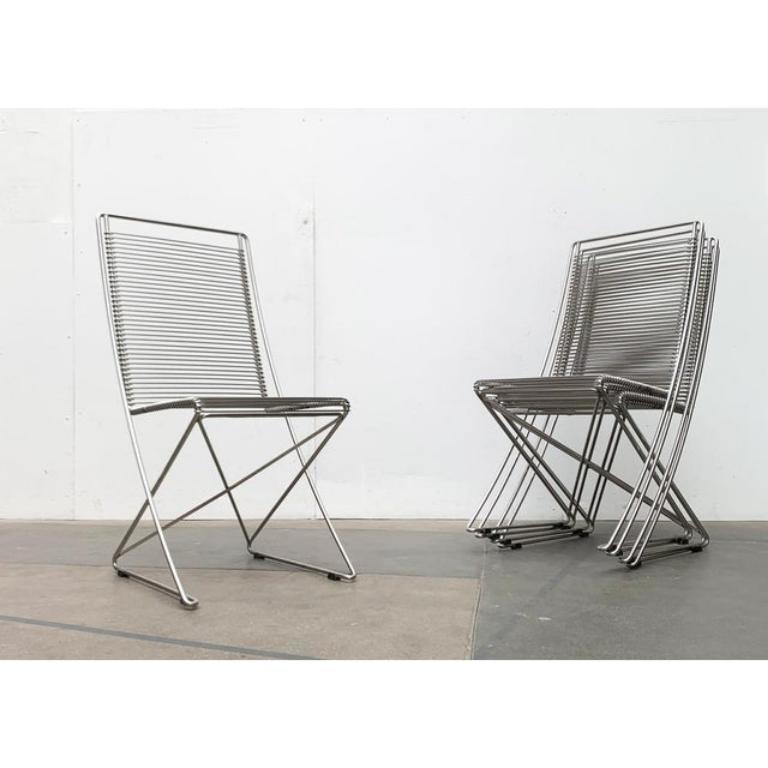 Chaises originales Till Behrens Kreuzschwinger dans la version rare en acier inoxydable.

Un classique au design élégant, le perfectionnement du Freibschinger. Les chaises sont entièrement constituées de barres d'acier, qui ont été pliées,