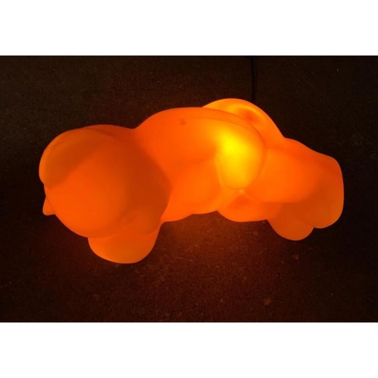 Il Lumibär è un classico del design di Flötto. L'orso luminoso. Qui in una rarissima versione sdraiata.

Non solo per la stanza dei bambini. Il design è così semplice che si adatta meravigliosamente anche come oggetto luminoso al soggiorno. Questo