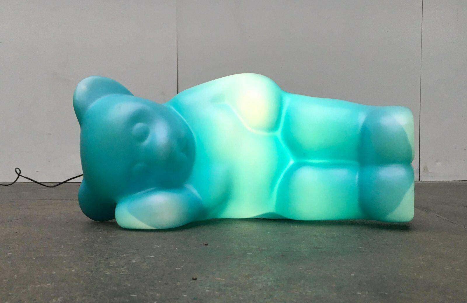 Der Lumibär ist ein Designklassiker von Flötotto. DER glühende Bär. Hier in einer sehr seltenen Liegeversion.

Nicht nur für das Kinderzimmer. Das Design ist so schlicht, dass es auch wunderbar als Lichtobjekt im Wohnzimmer passt.

