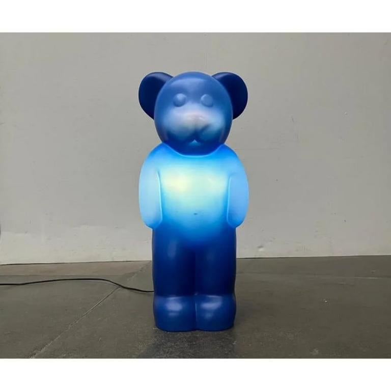 Plastica Lampada da terra Lumibär Bear tedesca postmoderna di Klein & Leidig per Flötotto, anni '90 in vendita