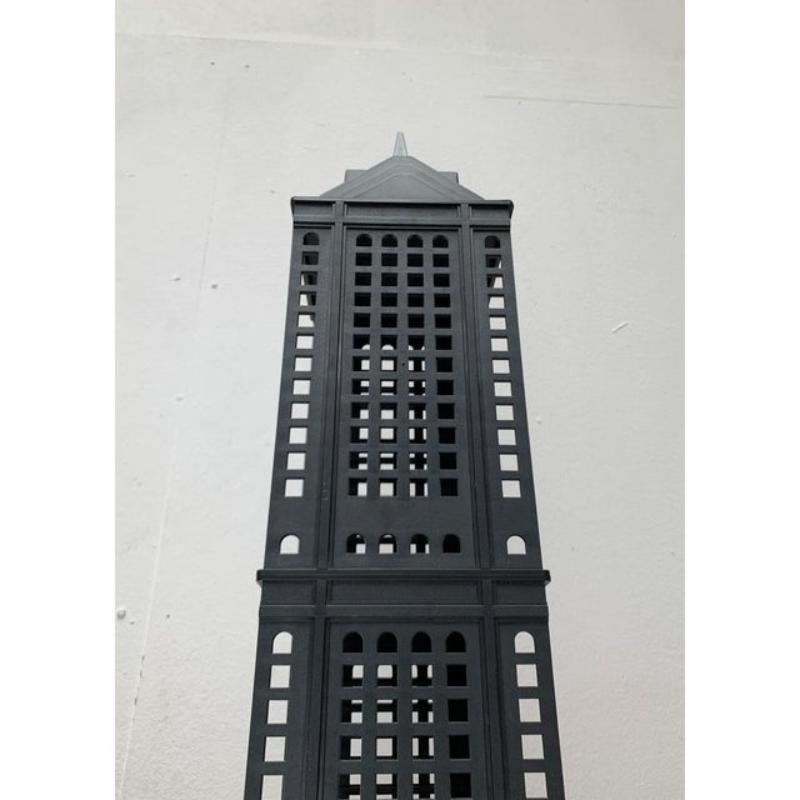 Porte-cd allemand postmoderne Manhattan Tower 52nd Street de Koziol, années 1990, en très bon état. Conçue de 1990 à 1999 Cette pièce porte une marque d'attribution.

Informations complémentaires :
MATERIAL Plastique
Styles : Memphis,