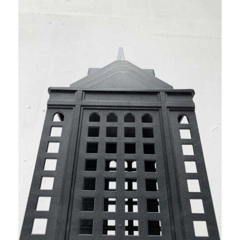 20ième siècle Porte-documents postmoderne allemand de la tour de Manhattan, 52e rue, Koziol, années 1990 en vente