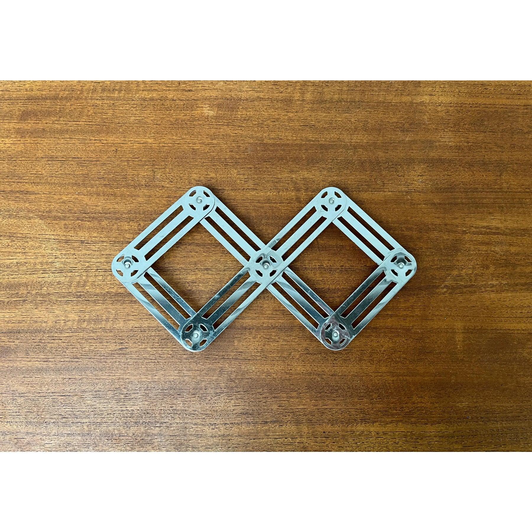 Posavasos extensible de metal alemán postmoderno de Zack en venta 4