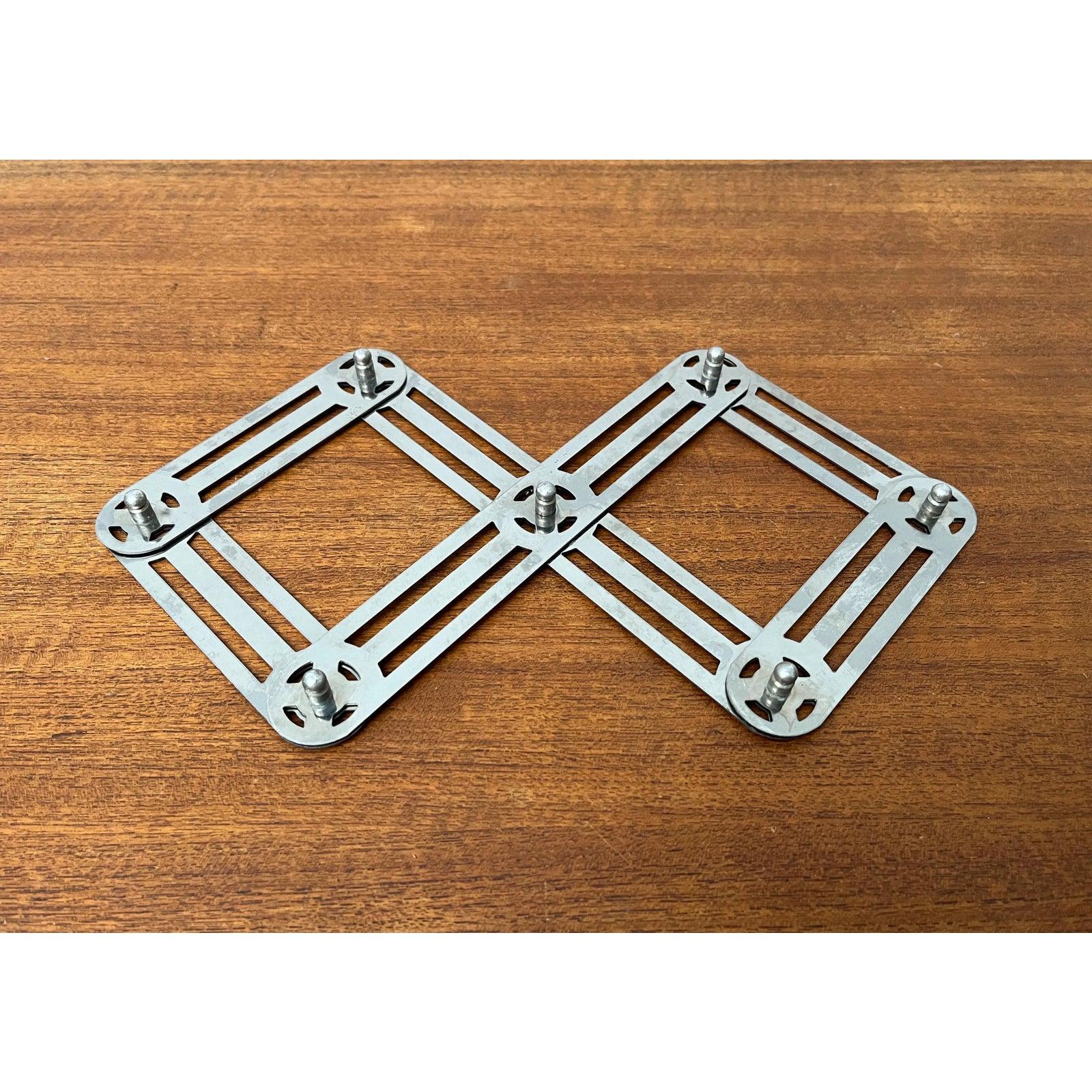 Posavasos extensible de metal alemán postmoderno de Zack Posmoderno en venta