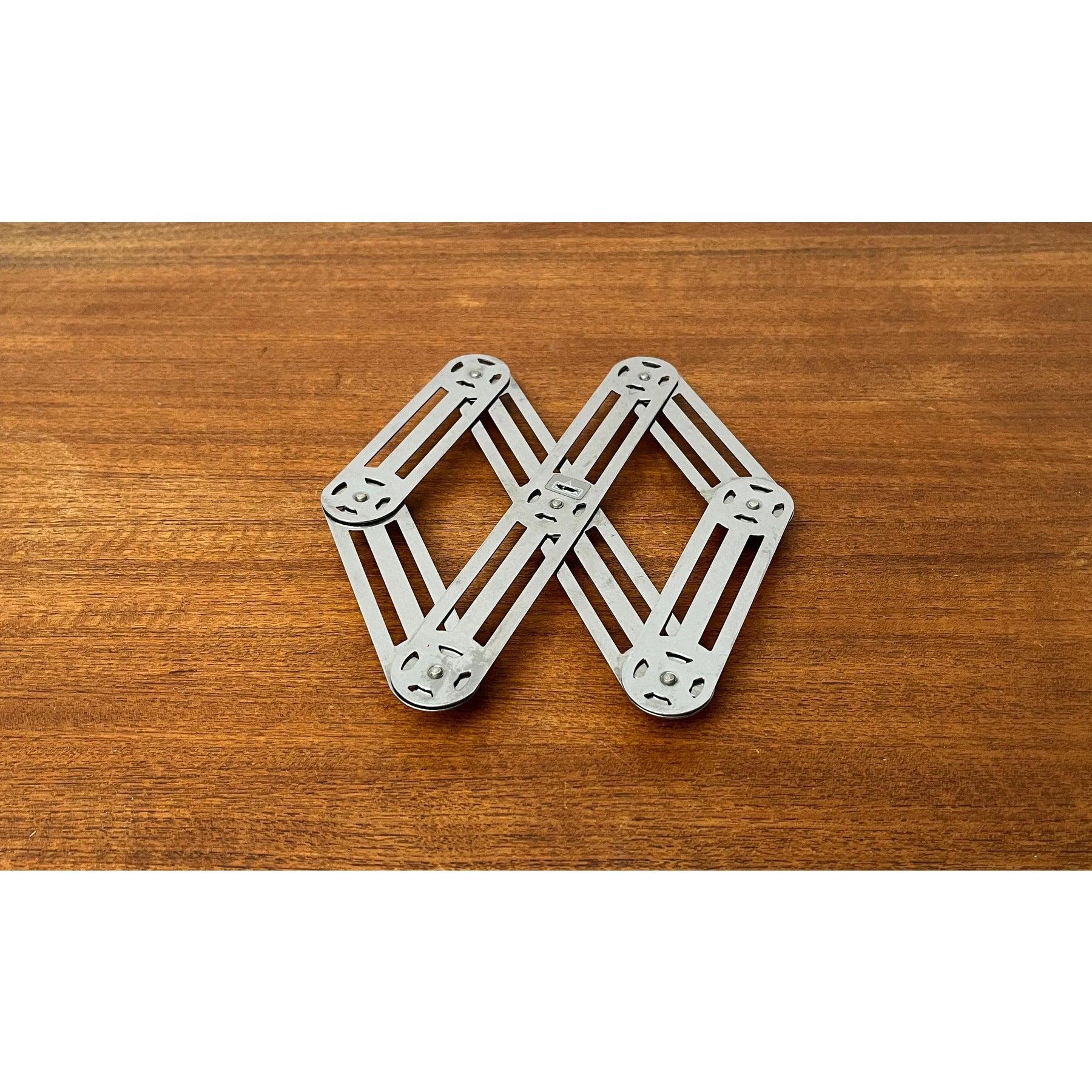 Posavasos extensible de metal alemán postmoderno de Zack siglo XX en venta
