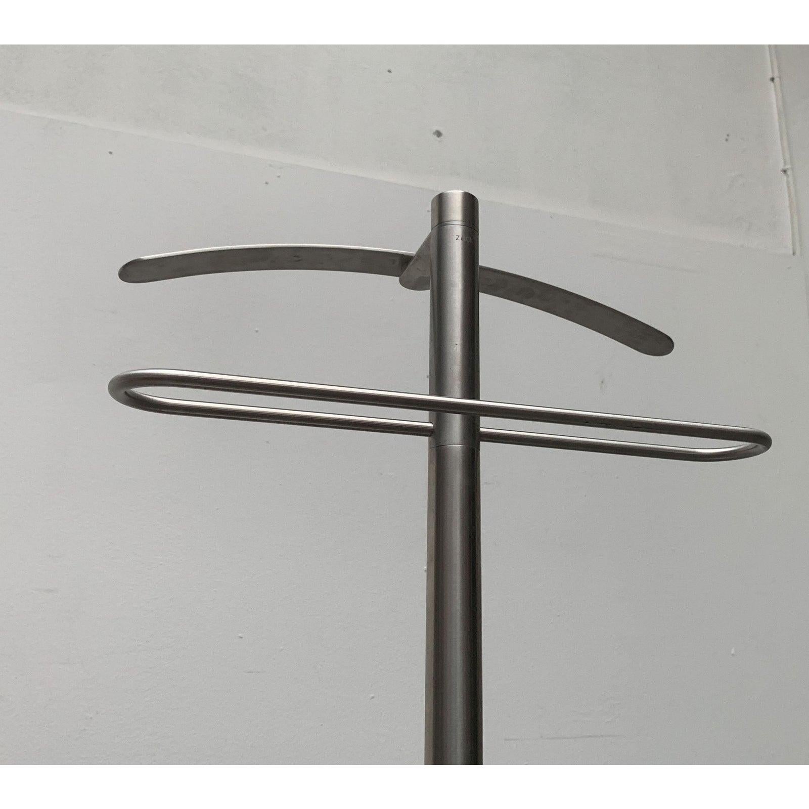 Appendiabiti postmoderno in metallo tedesco Stummer Diener di Zack, in ottime condizioni. Progettato dal 1990 al 1999 Questo pezzo ha un marchio di attribuzione.

Informazioni aggiuntive:
Materiali: Metallo
Colore: Argento
Stili: Postmoderno
Paese