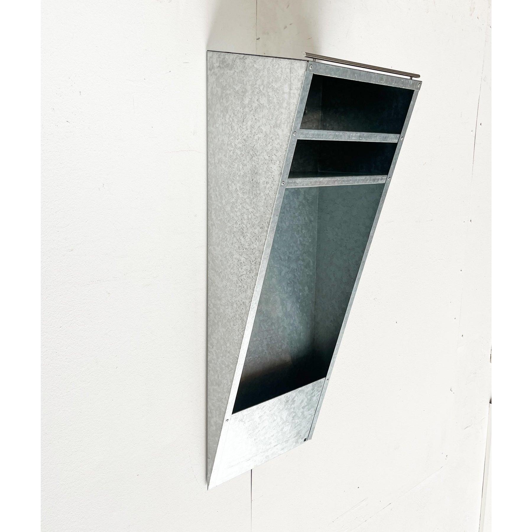 Mensola da parete in metallo di Radius Design.

Un design con un linguaggio da industrial design. La materialità e la lavorazione sono particolarmente accattivanti. Lamiera d'acciaio galvanizzata piegata e rivettata in modo visibile. Il ripiano ha