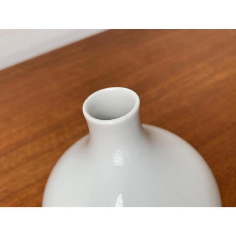 Postmodern German Minimalist Vase from Arzberg, 1980s, in Very Good conditions. Designed 1980 to 1989 This piece has an attribution mark.

Additional information:
Materials: Porcelain
Style: Postmodern
Country of Origin: Germany
Color: White
Item