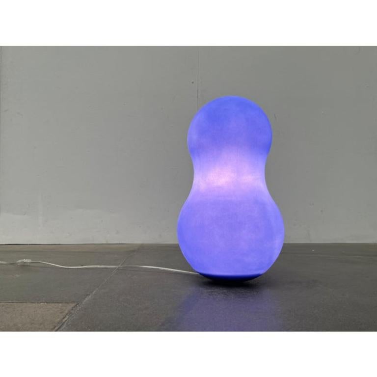 Lámpara de pie postmoderna modelo alemán Pinguin Balancing, de Dominic Symons para Flötotto, en Muy buen estado. Diseñado de 1990 a 1999 Esta pieza tiene una marca de atribución, Enchufe europeo (hasta 250 V). El cableado de este artículo puede ser