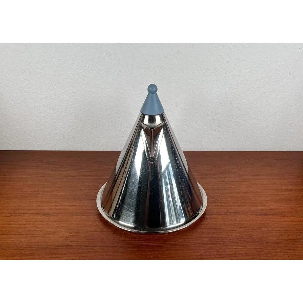 Postmoderner deutscher Edelstahl-Wasserkocher von Fissler, 1980er Jahre, in sehr gutem Zustand. Entworfen 1980 bis 1989 Dieses Stück hat eine Zuordnungsmarke.

Zusätzliche Informationen:
MATERIALIEN: Metall, Kunststoff
Farbe: Blau
Stile: Memphis,