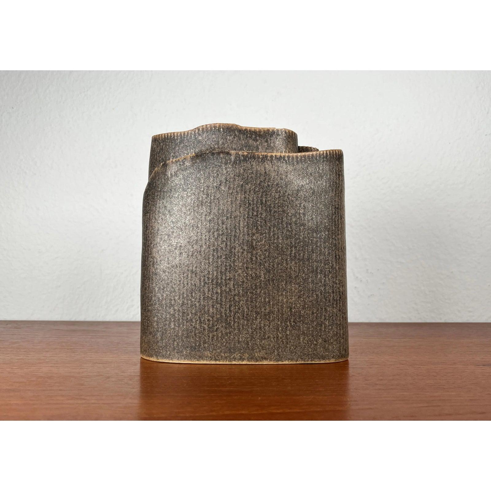 Vaso-scultura postmoderno in Studio Pottery tedesco, 1982 In condizioni ottime in vendita a Hamburg, DE