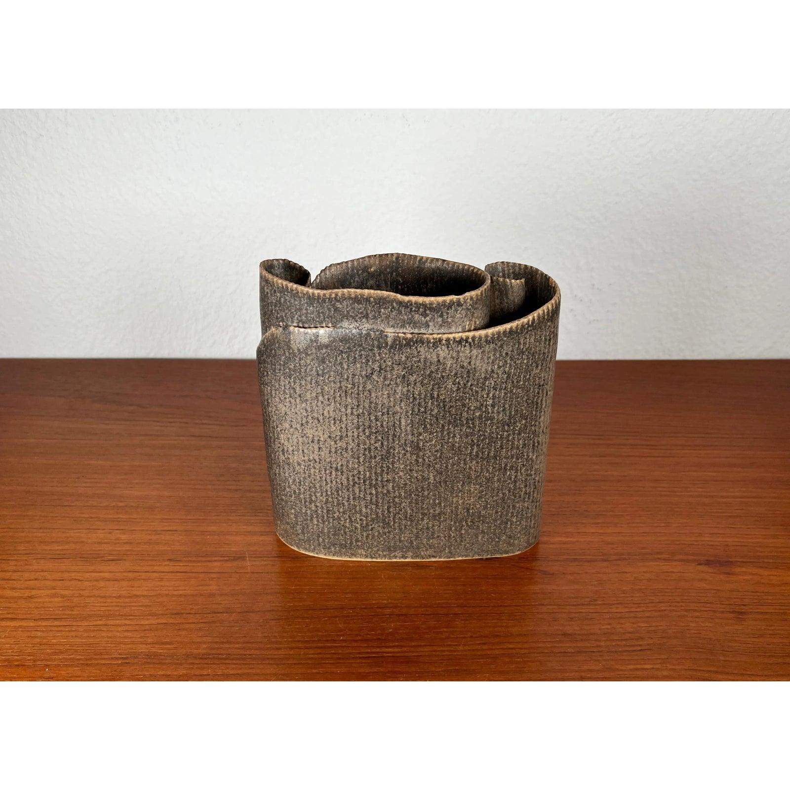 XX secolo Vaso-scultura postmoderno in Studio Pottery tedesco, 1982 in vendita